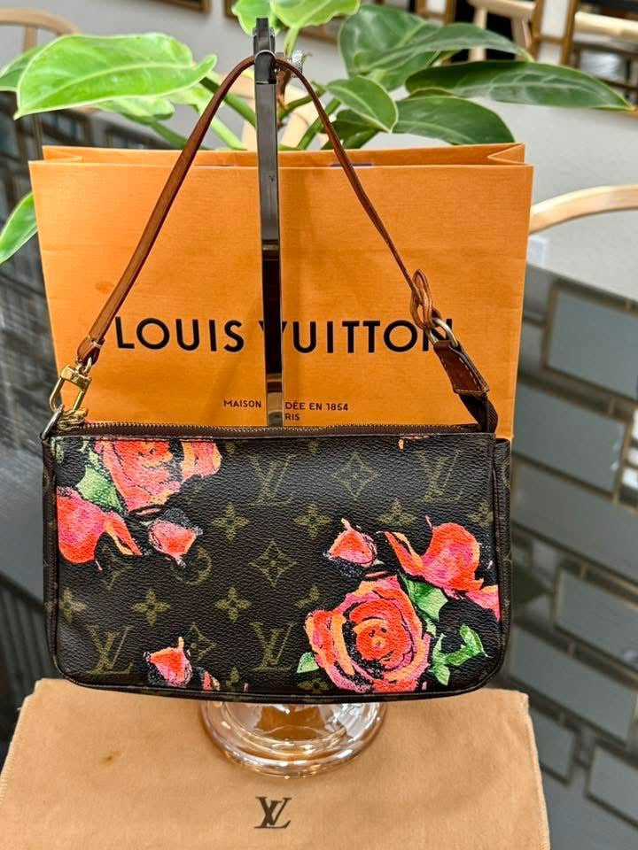 Monogram Roses Pochette Accessories with Dustbag and Paper bag ๐
Year: 2008
