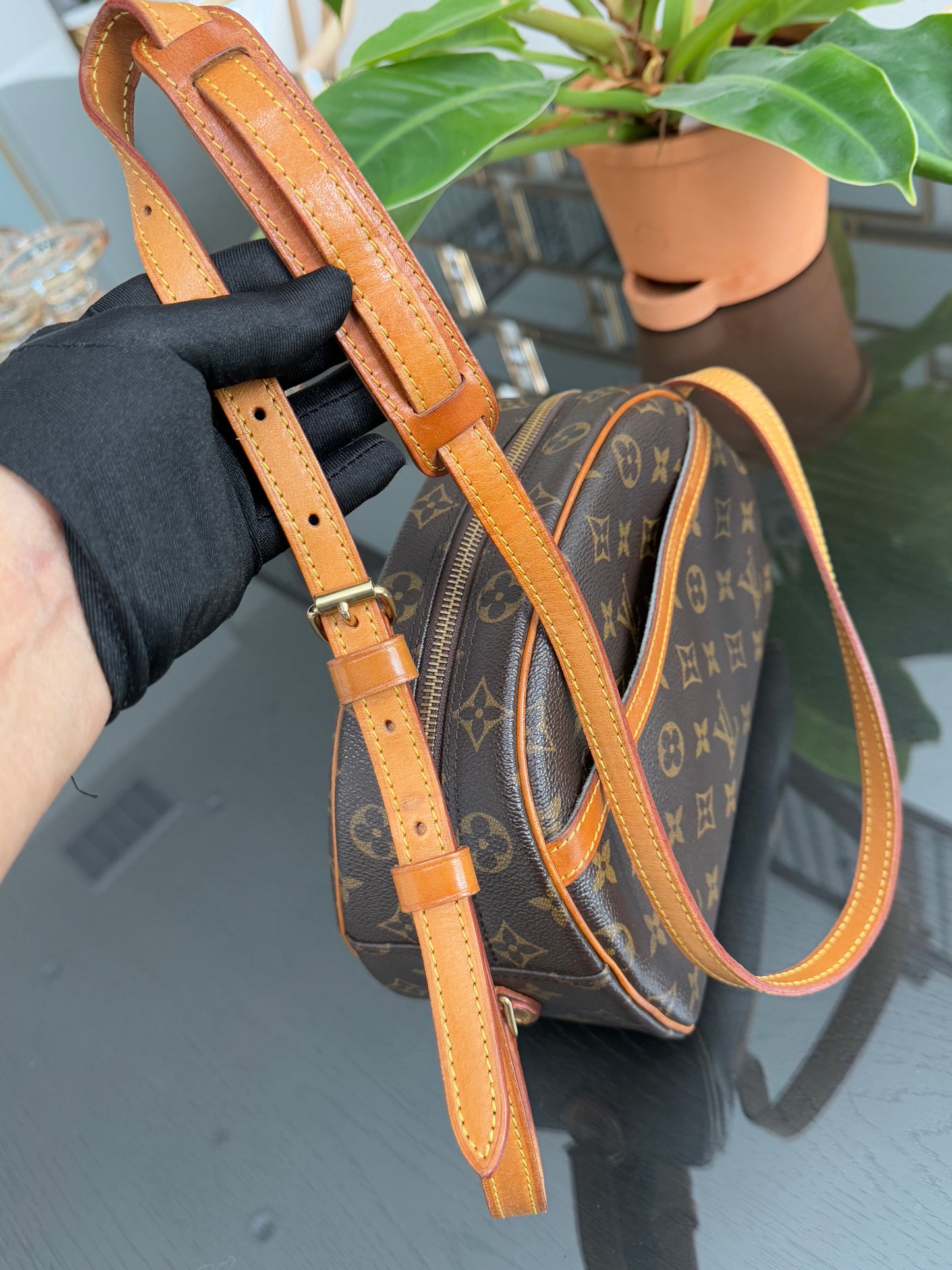 Blois Crossbody -🗓️ Year: 1995
