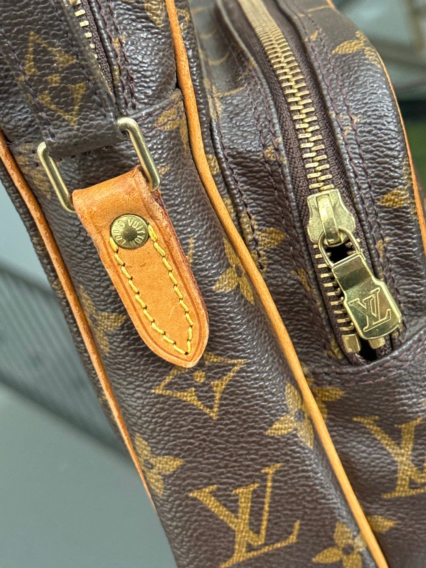 Amazon Crossbody Bag
๐๏ธ Year: 2000