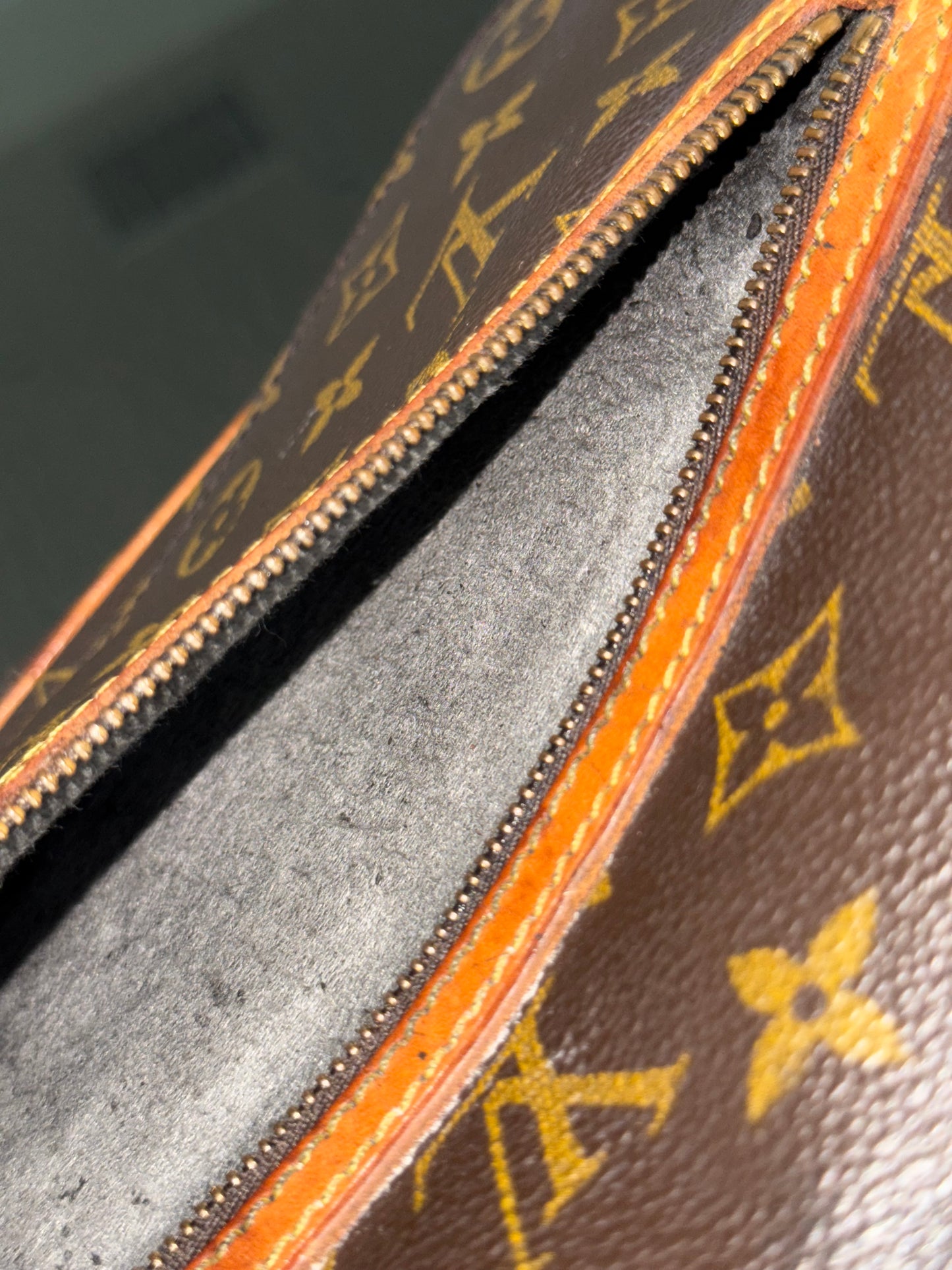 St. Germain 28 Crossbody Bag
๐๏ธ Year: 1995