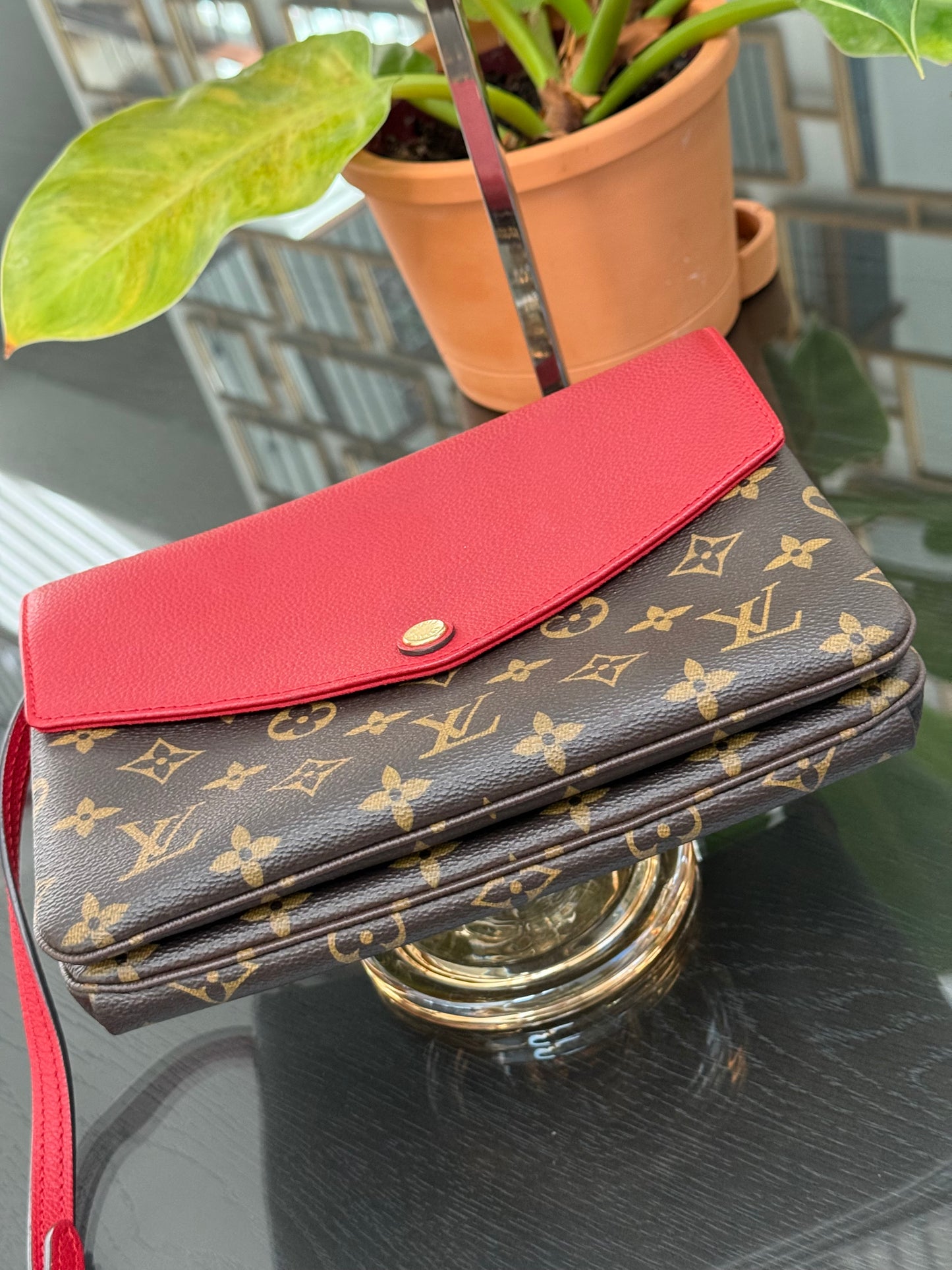 Twice Pochette in Cerise Red with Dustbag -π
Year: 2015