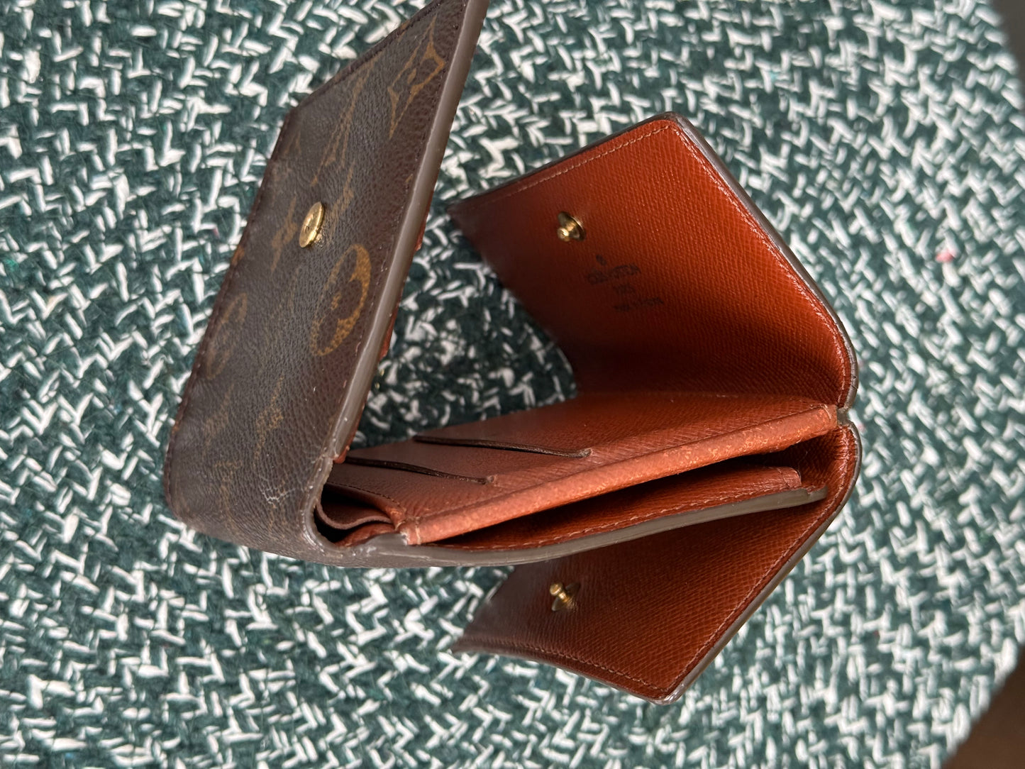 Elise Trifold Compact Wallet -๐๏ธ Year: 2001