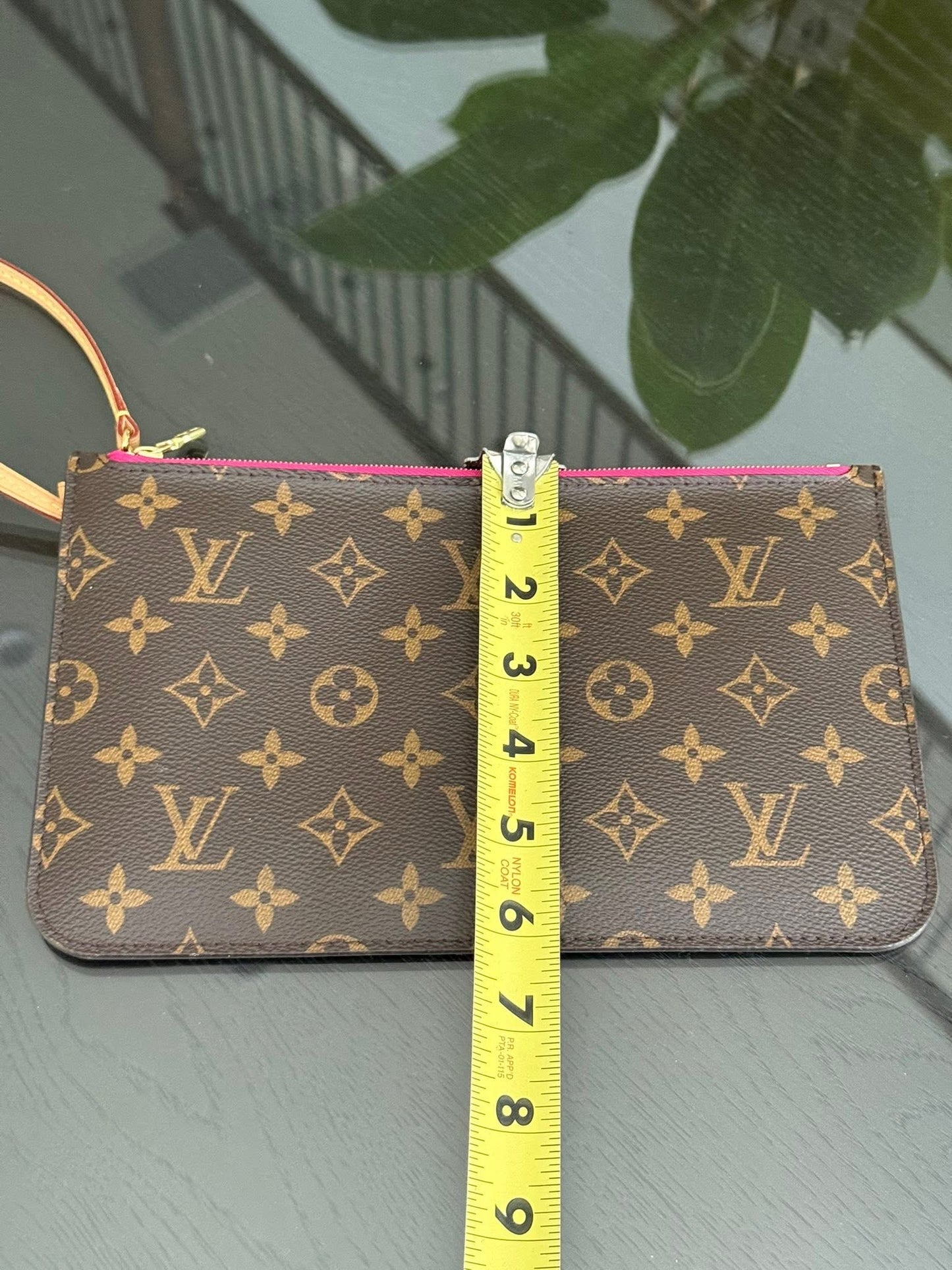 Neverfull MM/GM Pouch in Peony 🗓️ Year: 2016