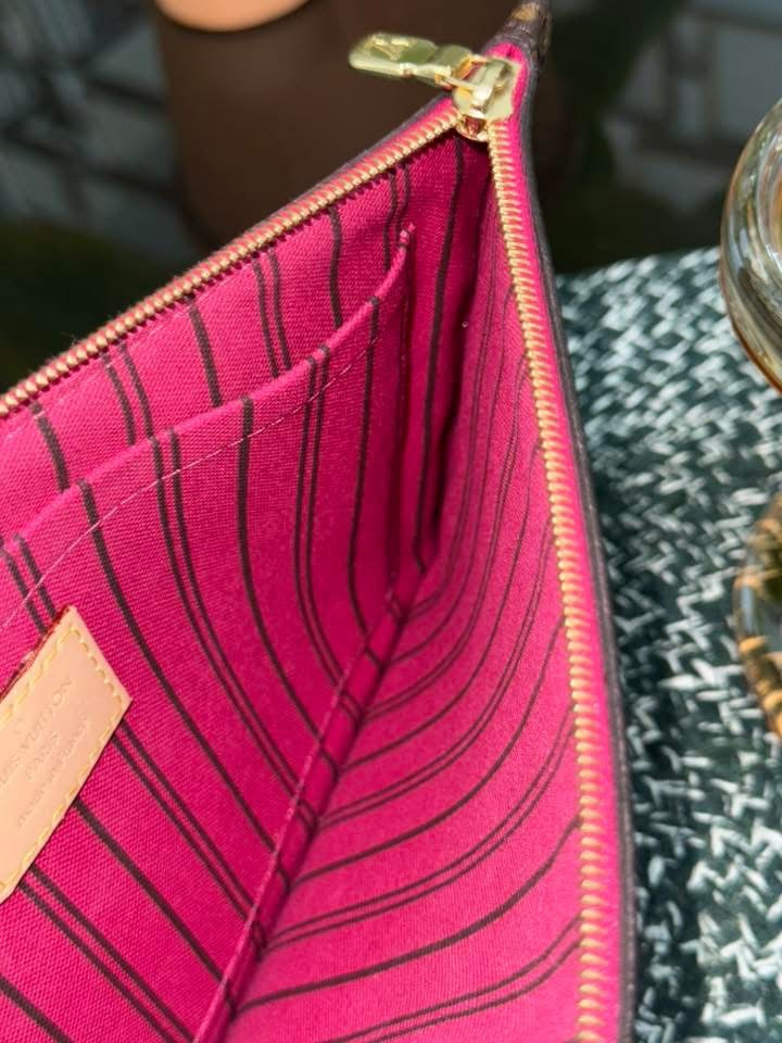 Neverfull MM/GM Pouch in Peony 🗓️ Year: 2020
