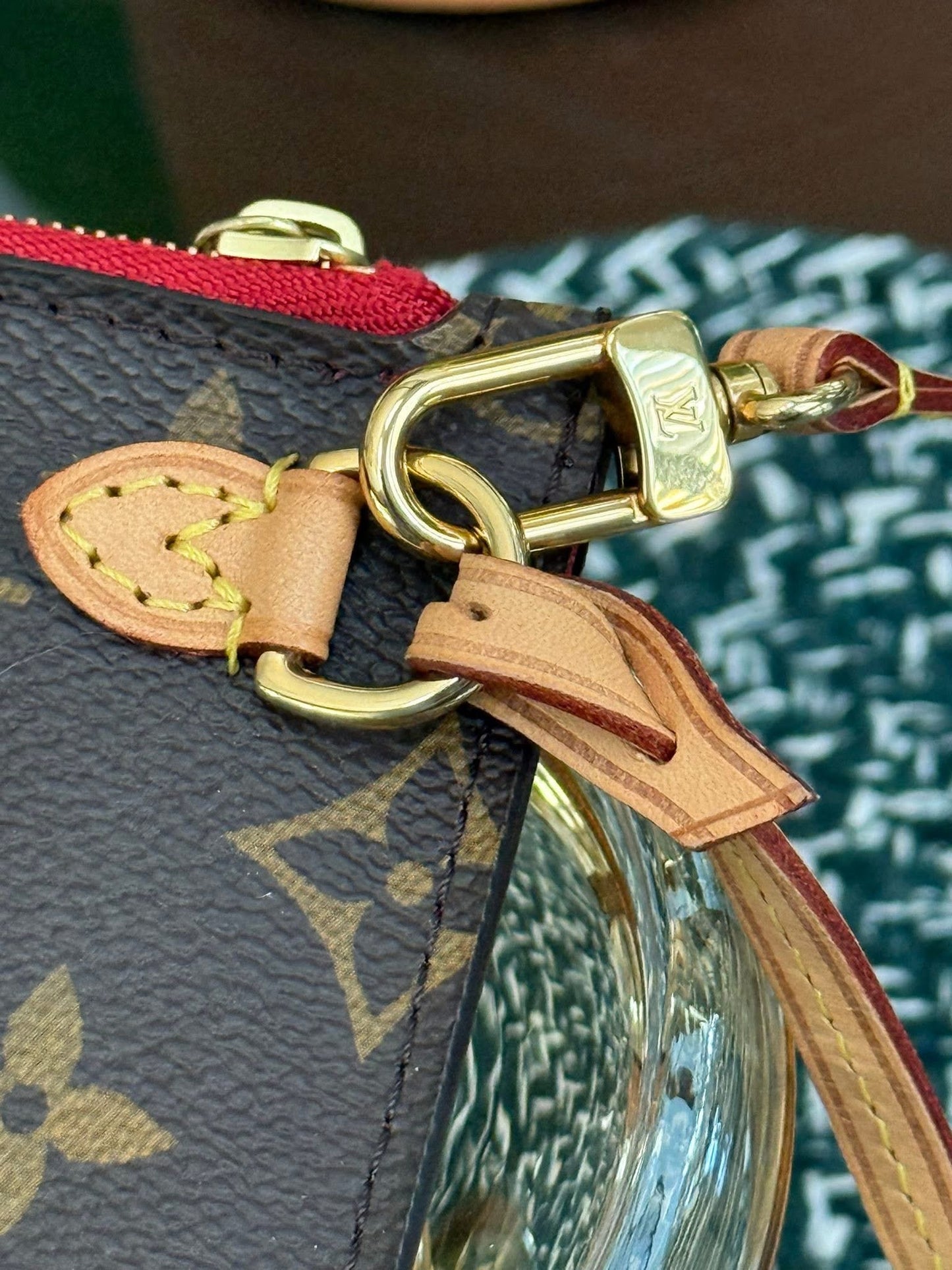 Neverfull MM/GM Pouch in Cerise interior -🗓️ Year: 2017