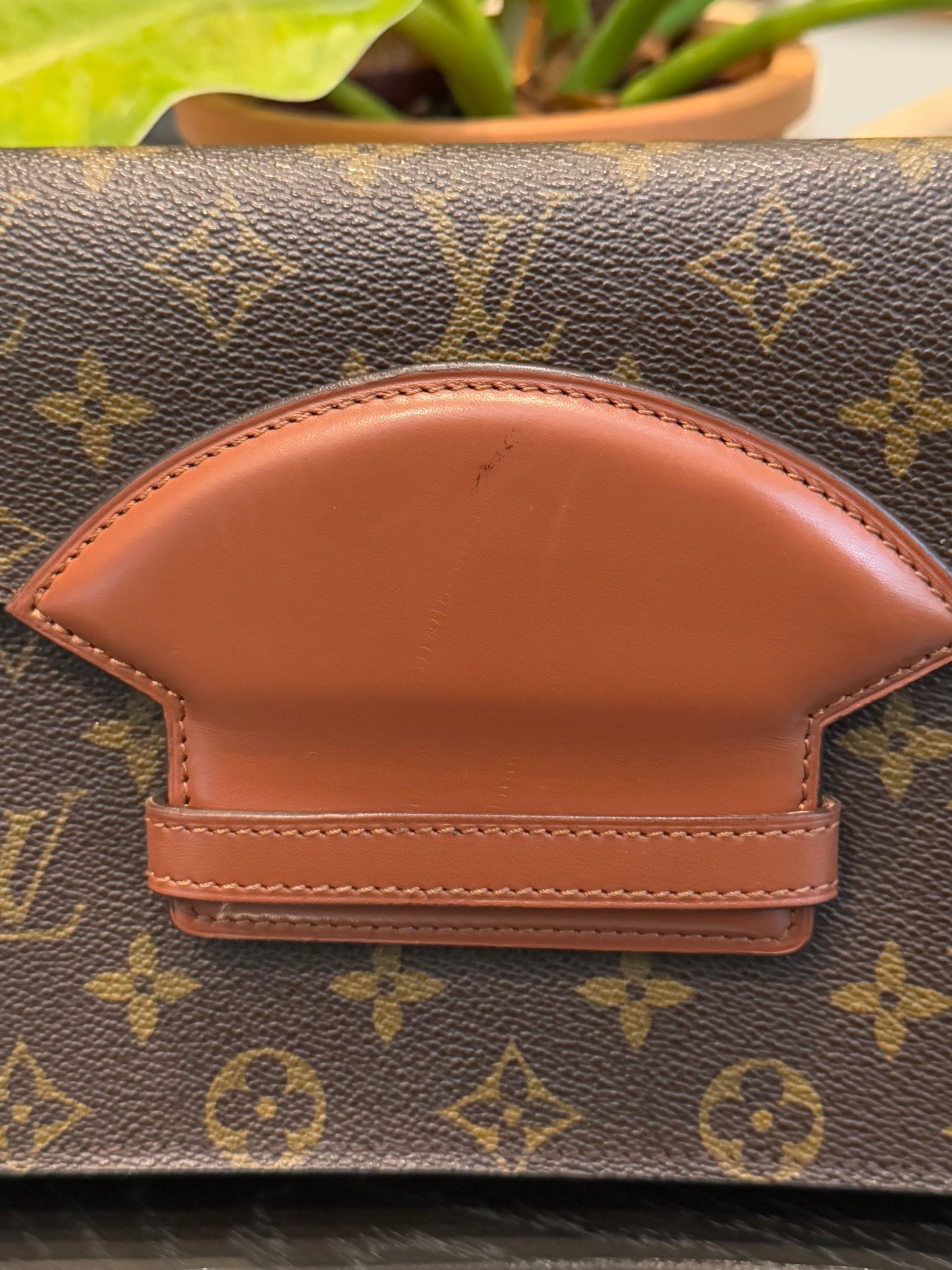 Chaillot Clutch w/ Dustbag -Year: 1987