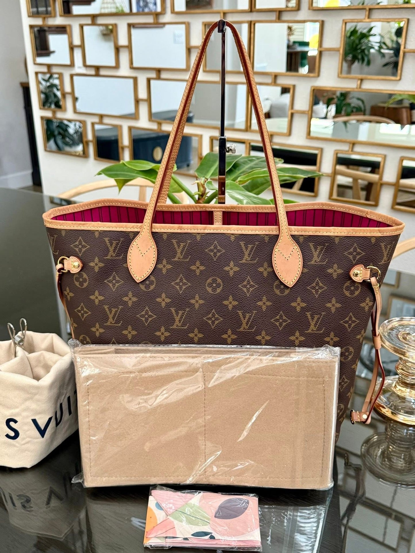 Neverfull MM Monogram in Peony with Dustbag and Insert organizer π
Year: 2020