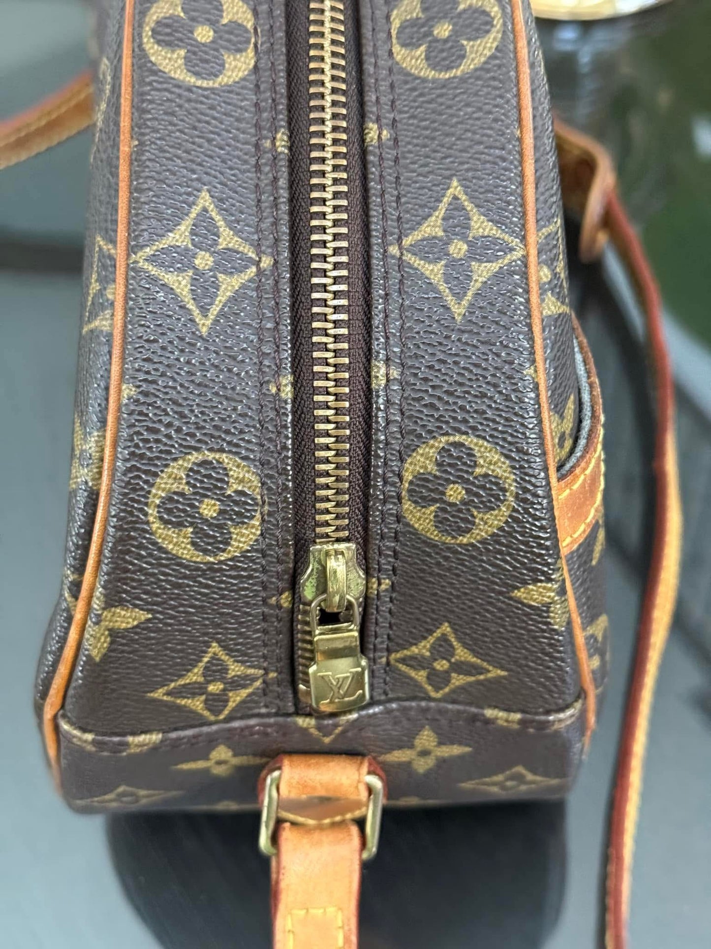 Blois Crossbody -๐๏ธ Year: 1999