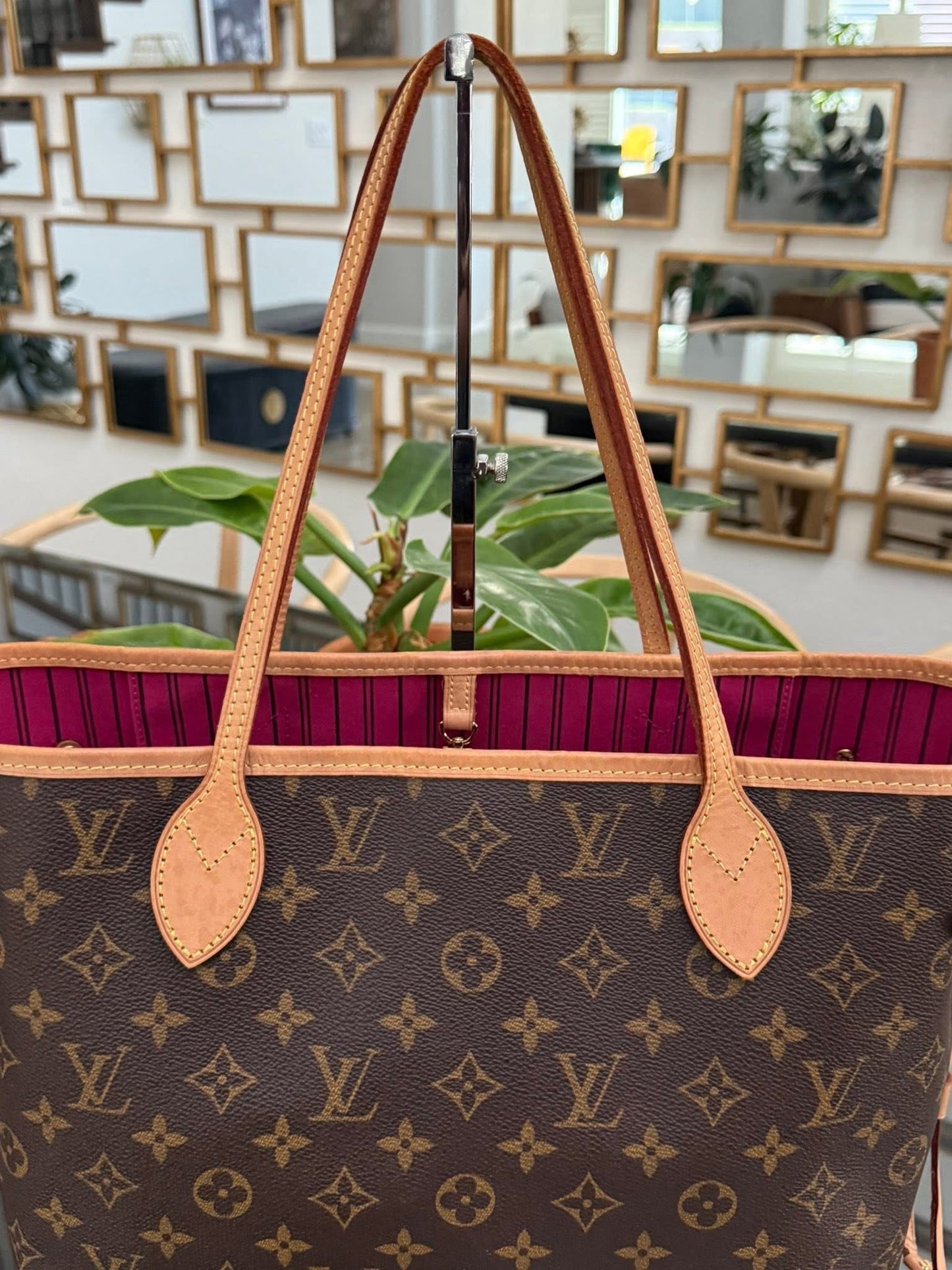 Neverfull MM Monogram in Peony with Dustbag and Insert organizer π
Year: 2020