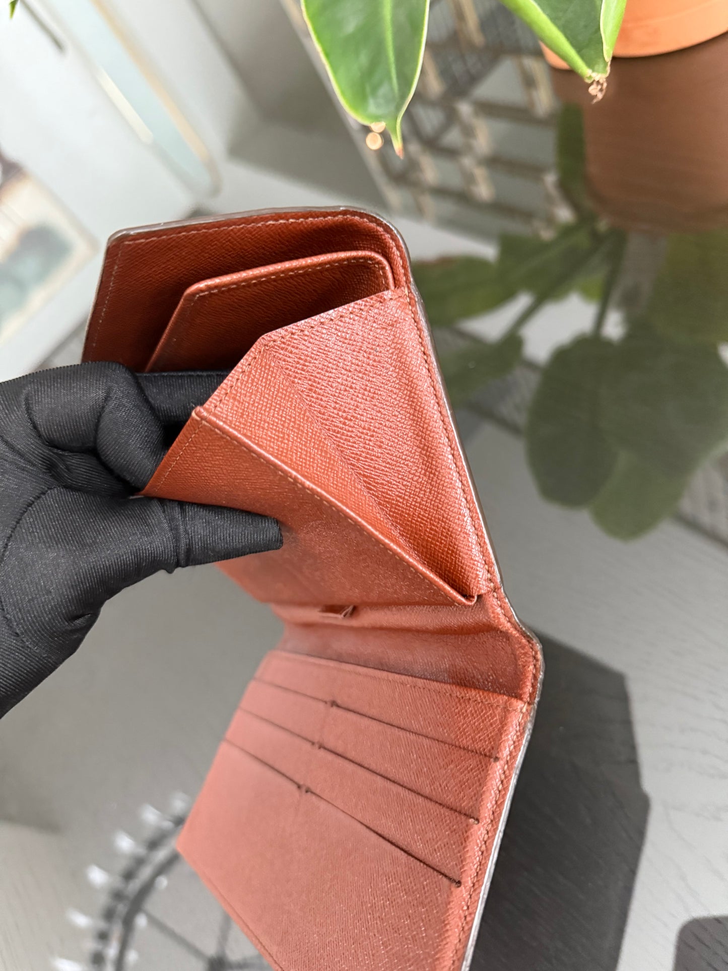 International Wallet in Monogram 🗓️ Year: 2001