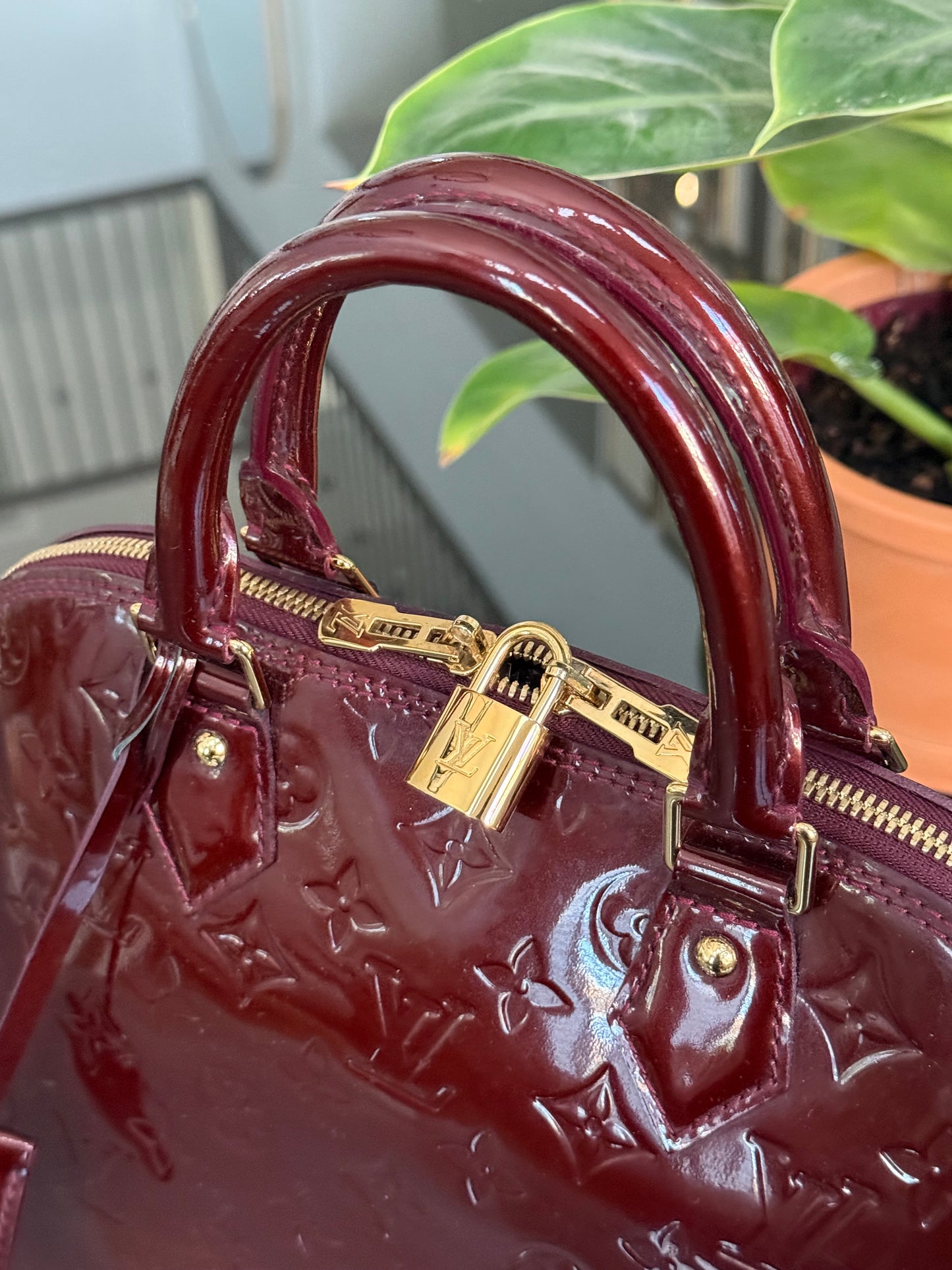 Vernis Alma PM Amarante with Lock π and key, clochette and Dustbag π