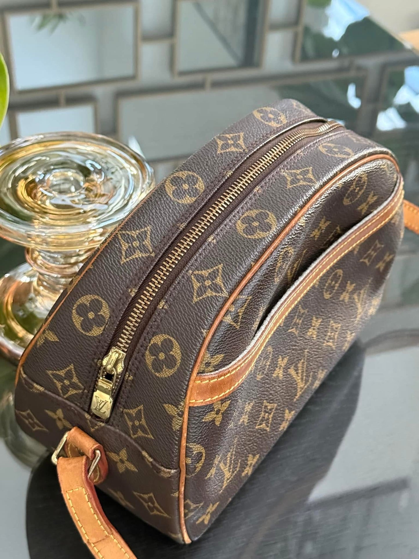 Blois Crossbody -๐๏ธ Year: 1999