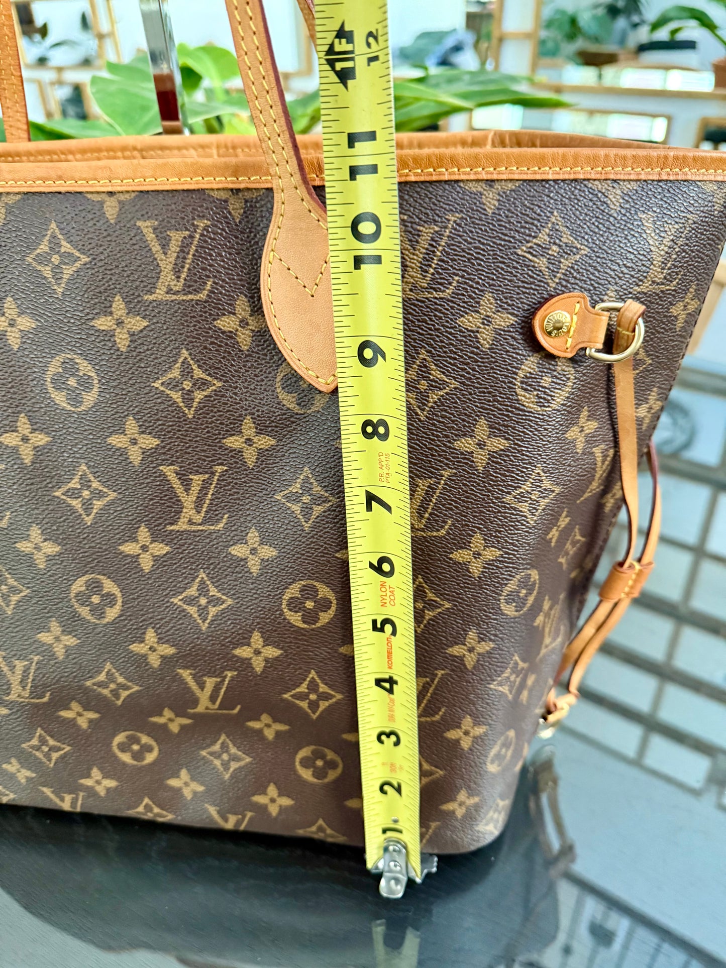 Neverfull MM in Cerise/ Red interior with Dustbag ๐
Year: 2018
