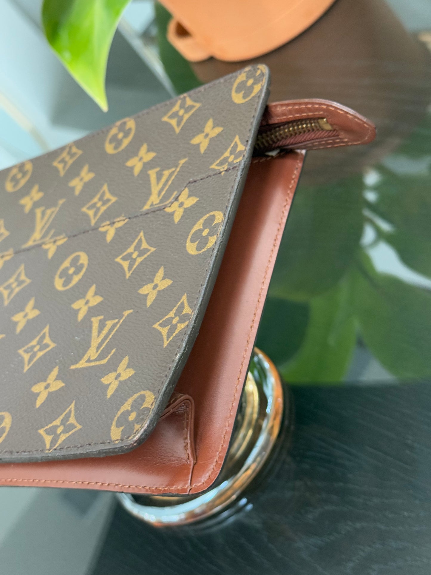 Pochette Homme with Generic Crossbody -🗓️ Year: 1995