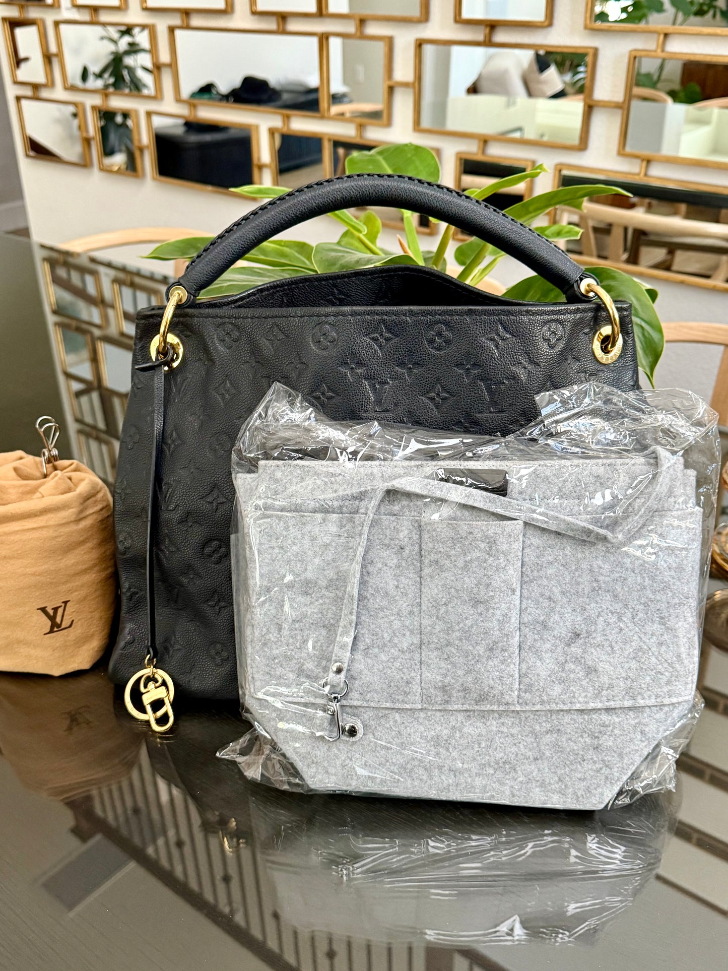 Artsy MM Empriente in Black with Dustbag and Insert Organizer - ๐
Year: 2015