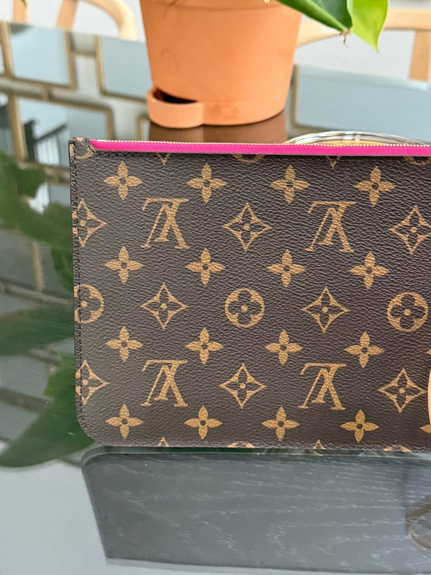 Neverfull MM/GM Pouch in Peony 🗓️ Year: 2016