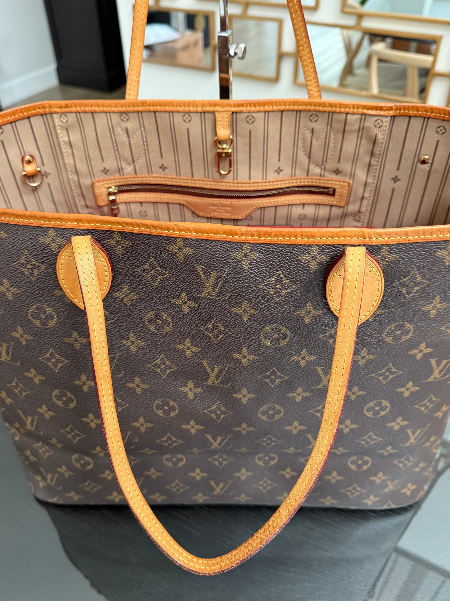 Neverfull GM with Dustbag and Insert Organizer ๐
Year: 2009