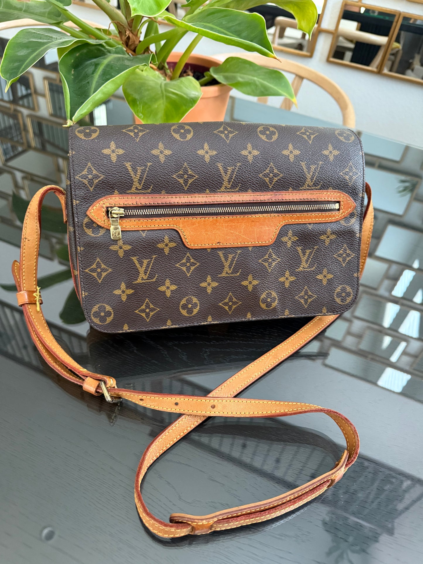 St. Germain 28 Crossbody Bag
๐๏ธ Year: 1995