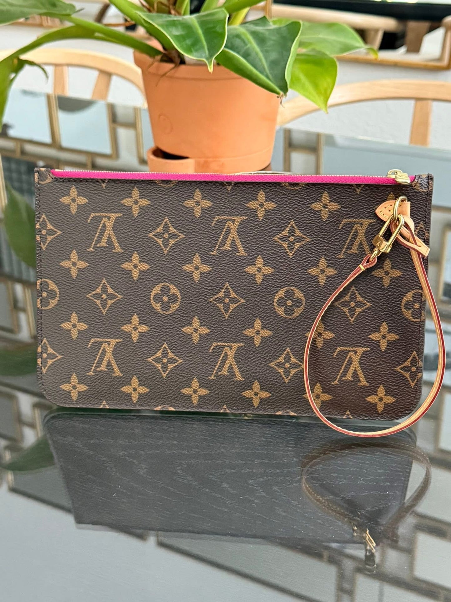 Neverfull MM/GM Pouch in Peony 🗓️ Year: 2016