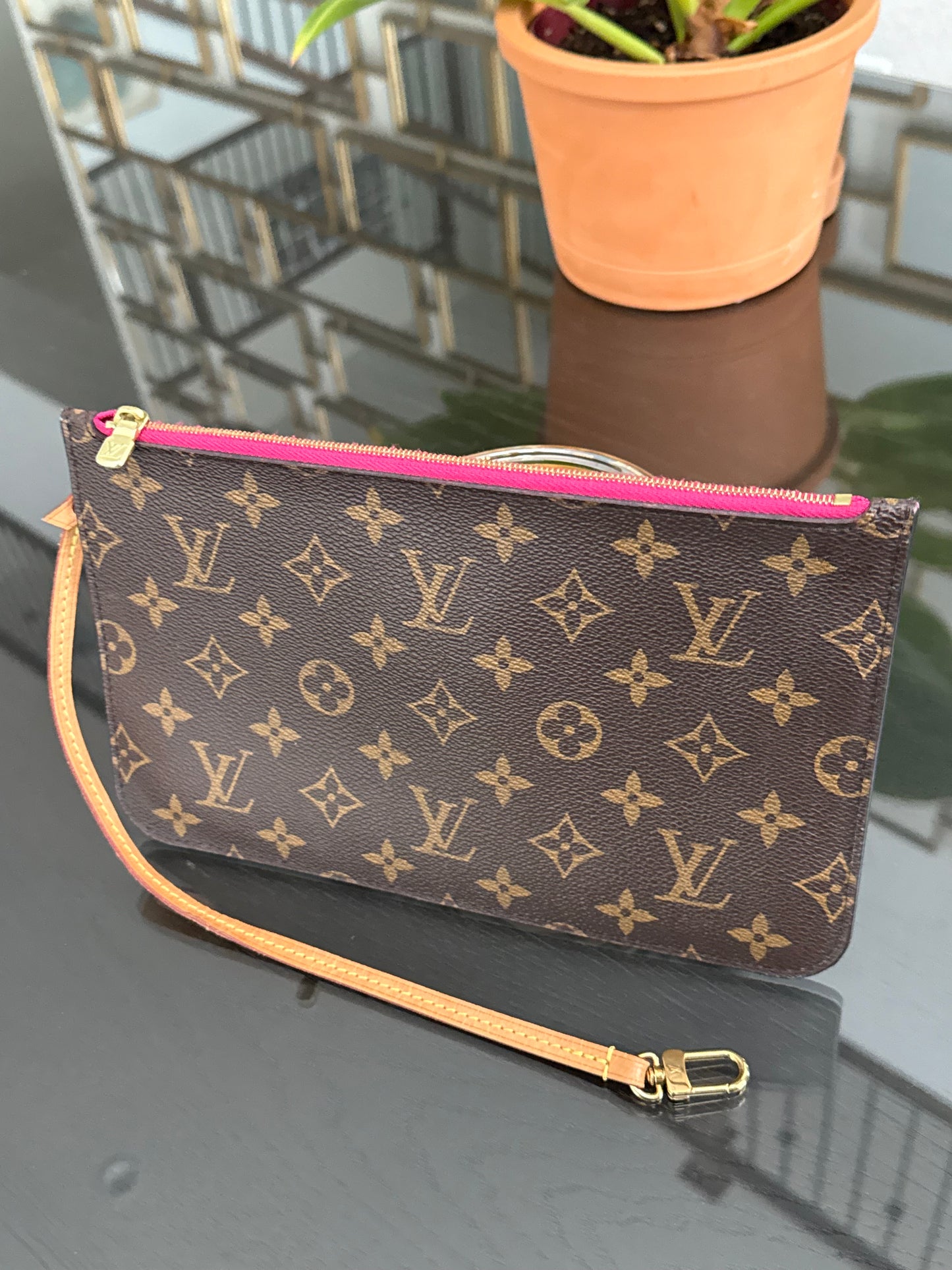Neverfull MM Pouch in Peony interior -🗓️ Year:2019
