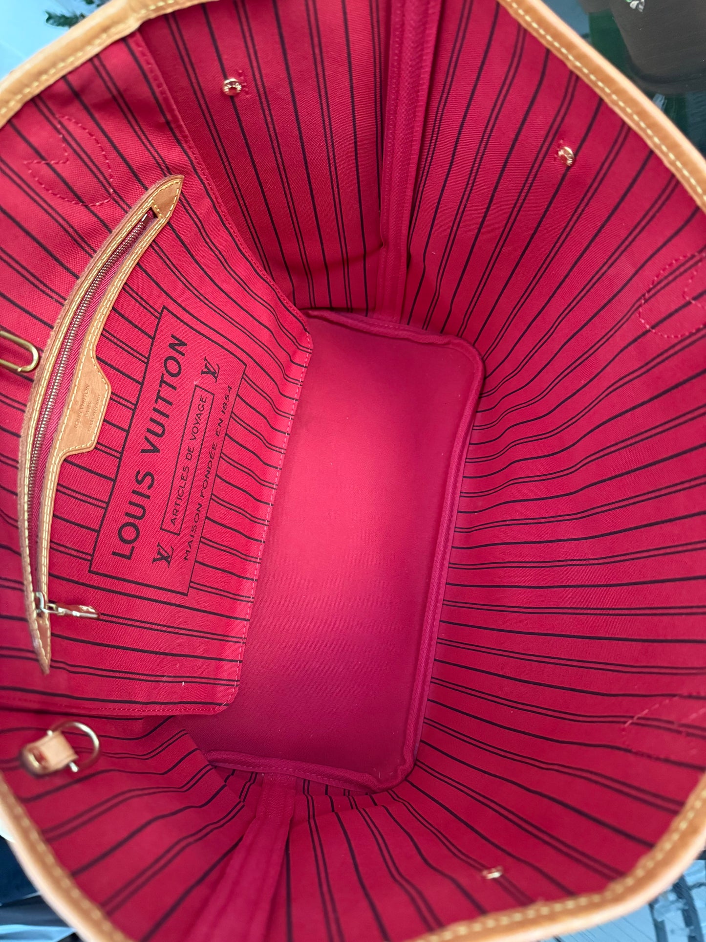 Neverfull MM in Cerise/ Red interior with Dustbag ๐
Year: 2018