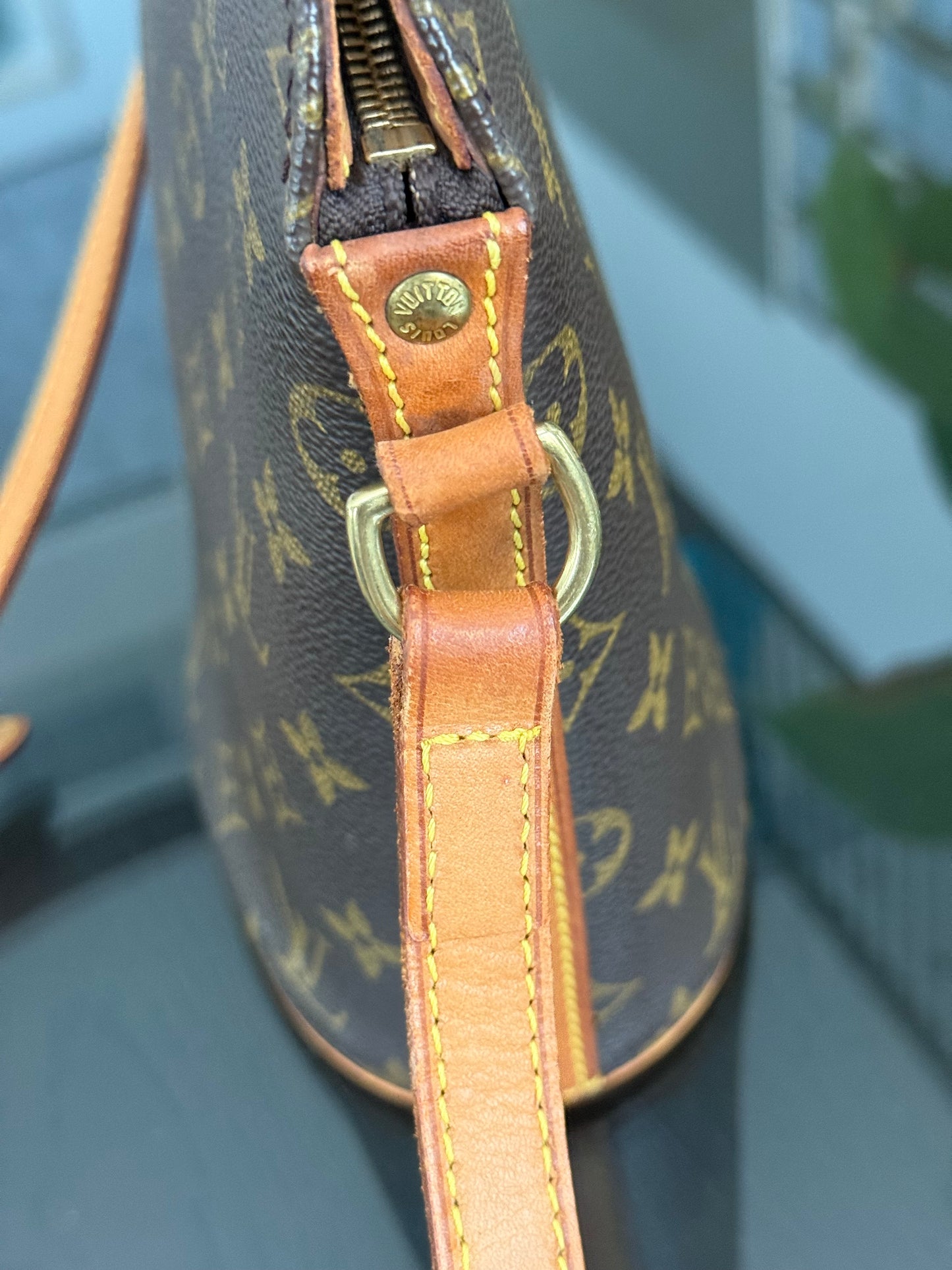 Drouot Crossbody ๐
Year: 2000