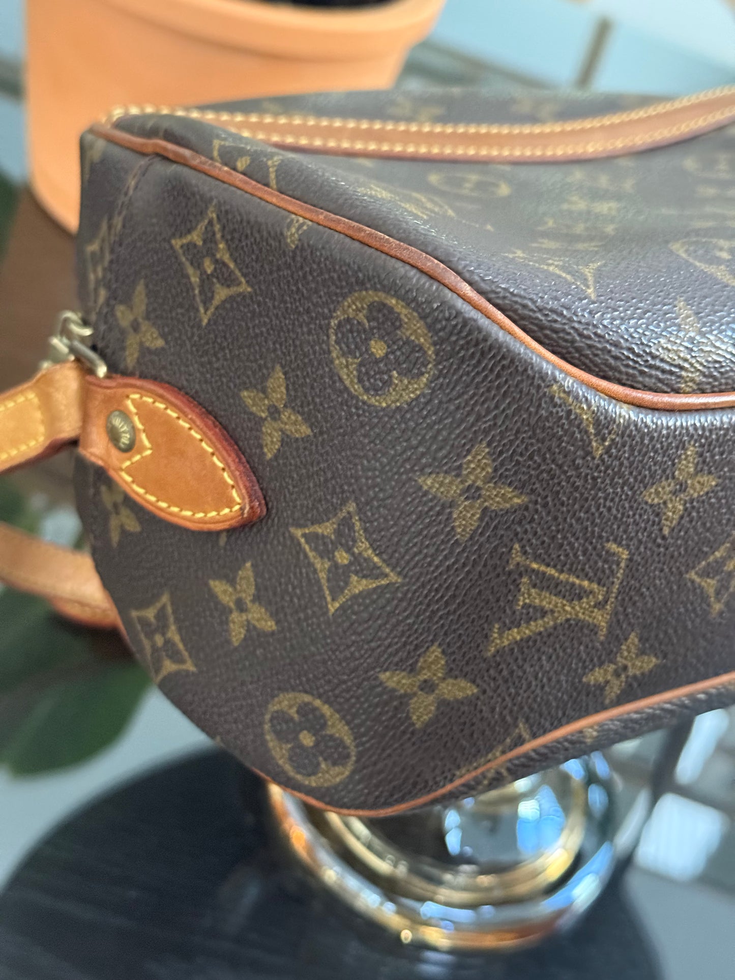Blois Crossbody -🗓️ Year: 2002