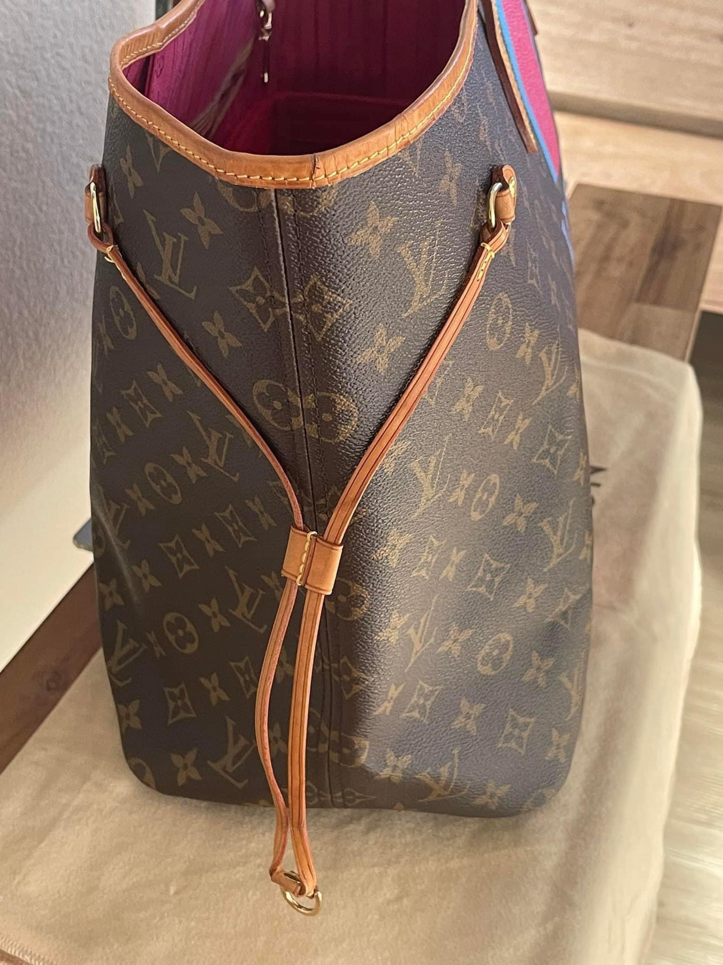 Neverfull GM in Peony with Dustbag - ๐
Year: 2011