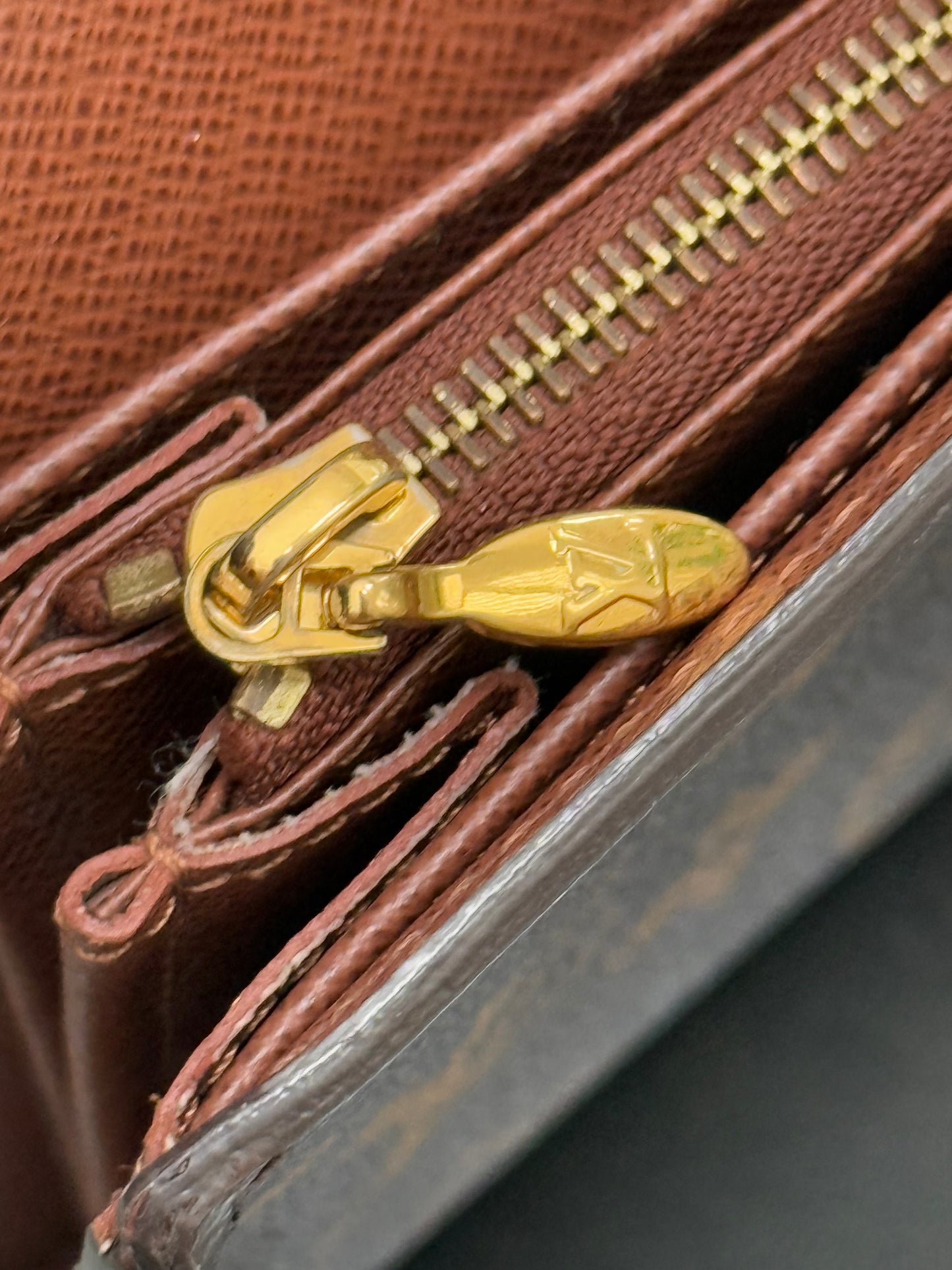 Boetie Wallet w/ 16 Cardholders - ๐
Year: 2011