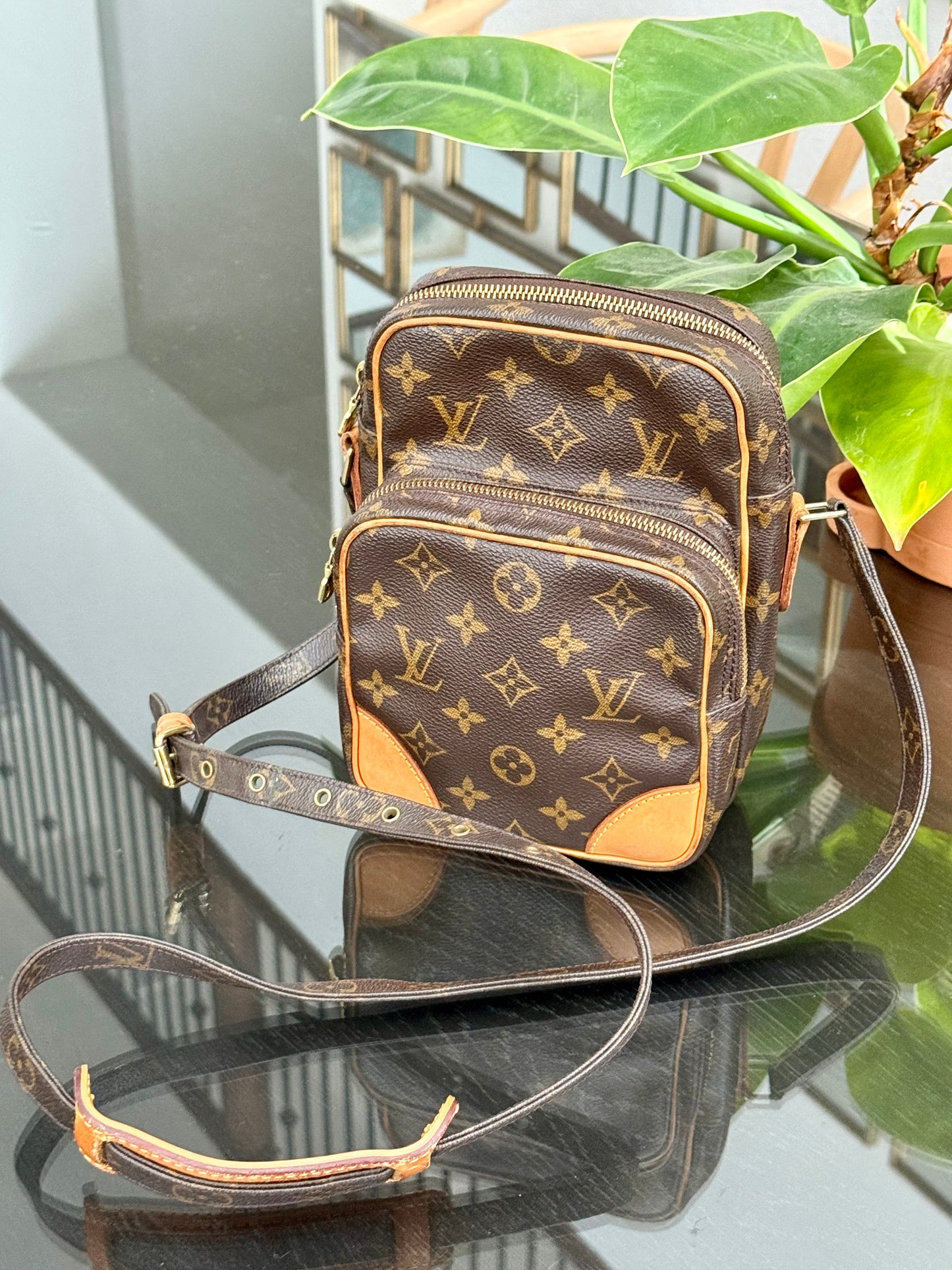 Amazon Crossbody Bag
๐๏ธ Year: 2000