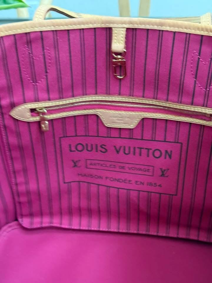 Neverfull MM Monogram in Peony with Dustbag and Insert organizer π
Year: 2020