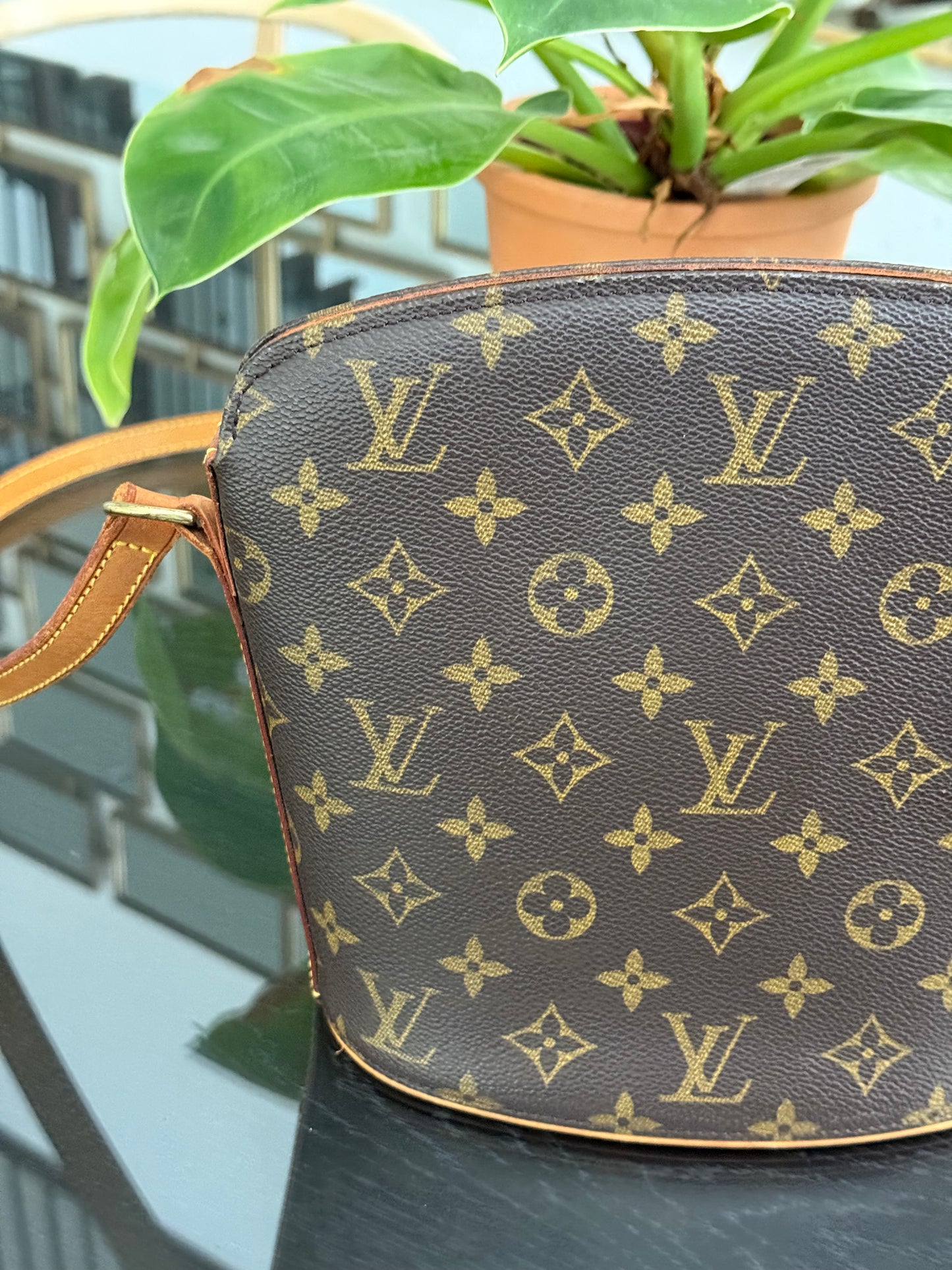 Drouot Crossbody ๐
Year: 2000