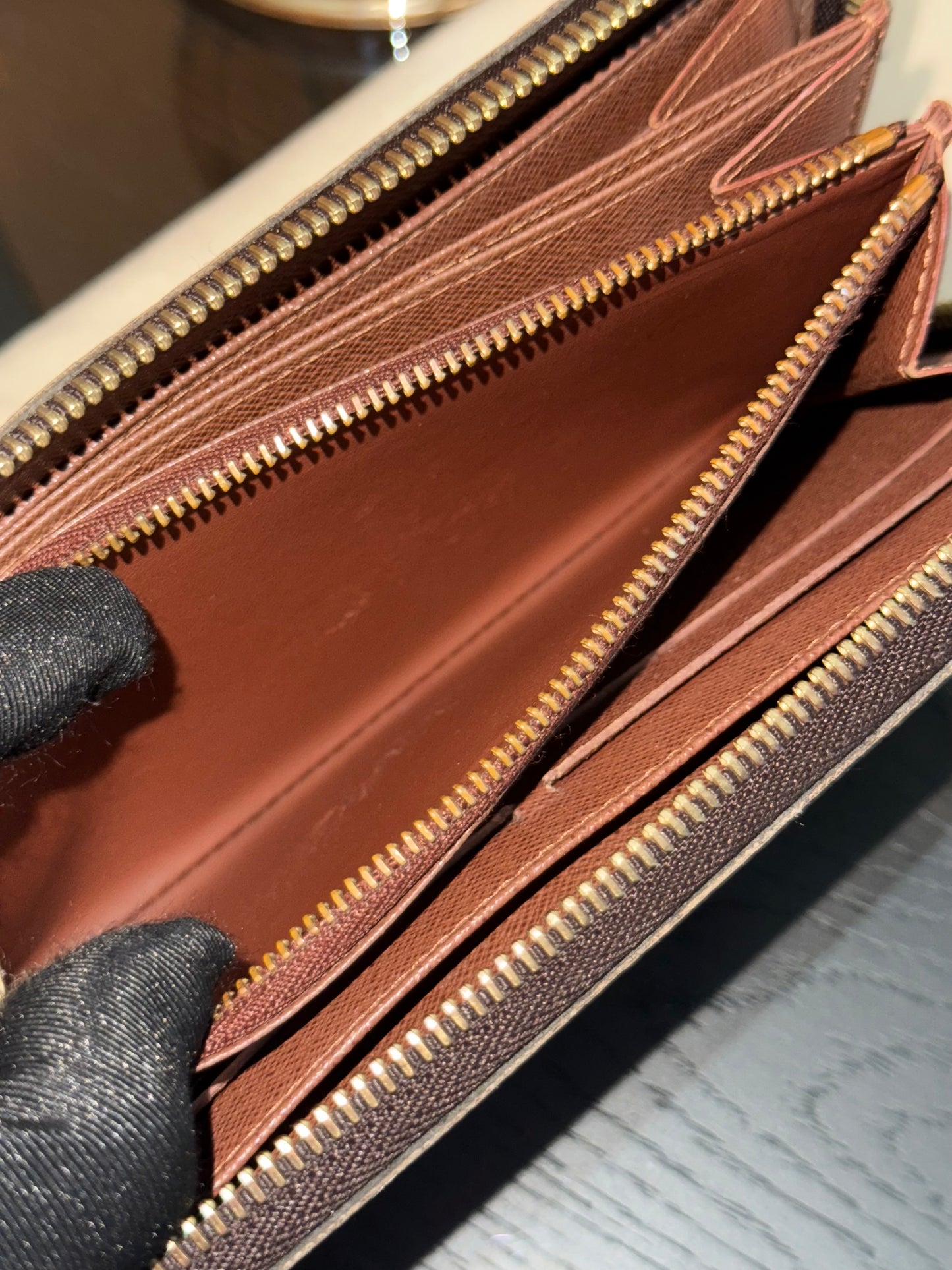 Zippy Long Wallet in Monogram with Dustbag and Box π
Year: 2009
