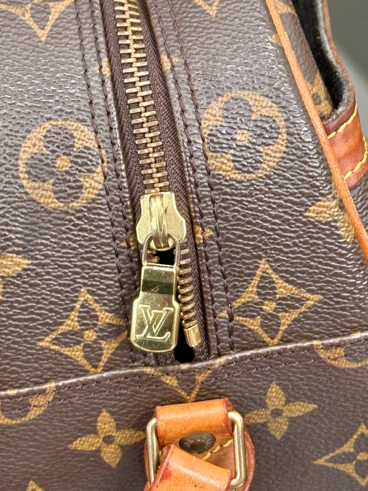 Blois Crossbody -🗓️ Year: 1995