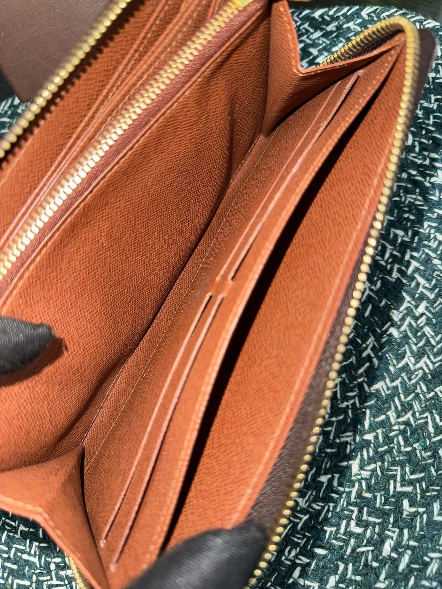 Zippy Long Wallet in Monogram with box 🗓️ Year: 2009