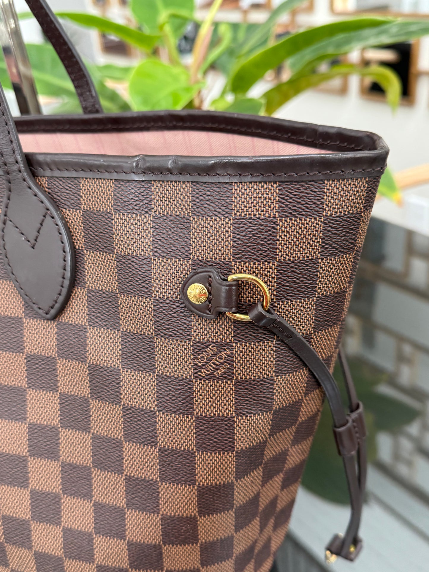 Neverfull MM in Rose Ballerine interior with Dustbag - Microchip