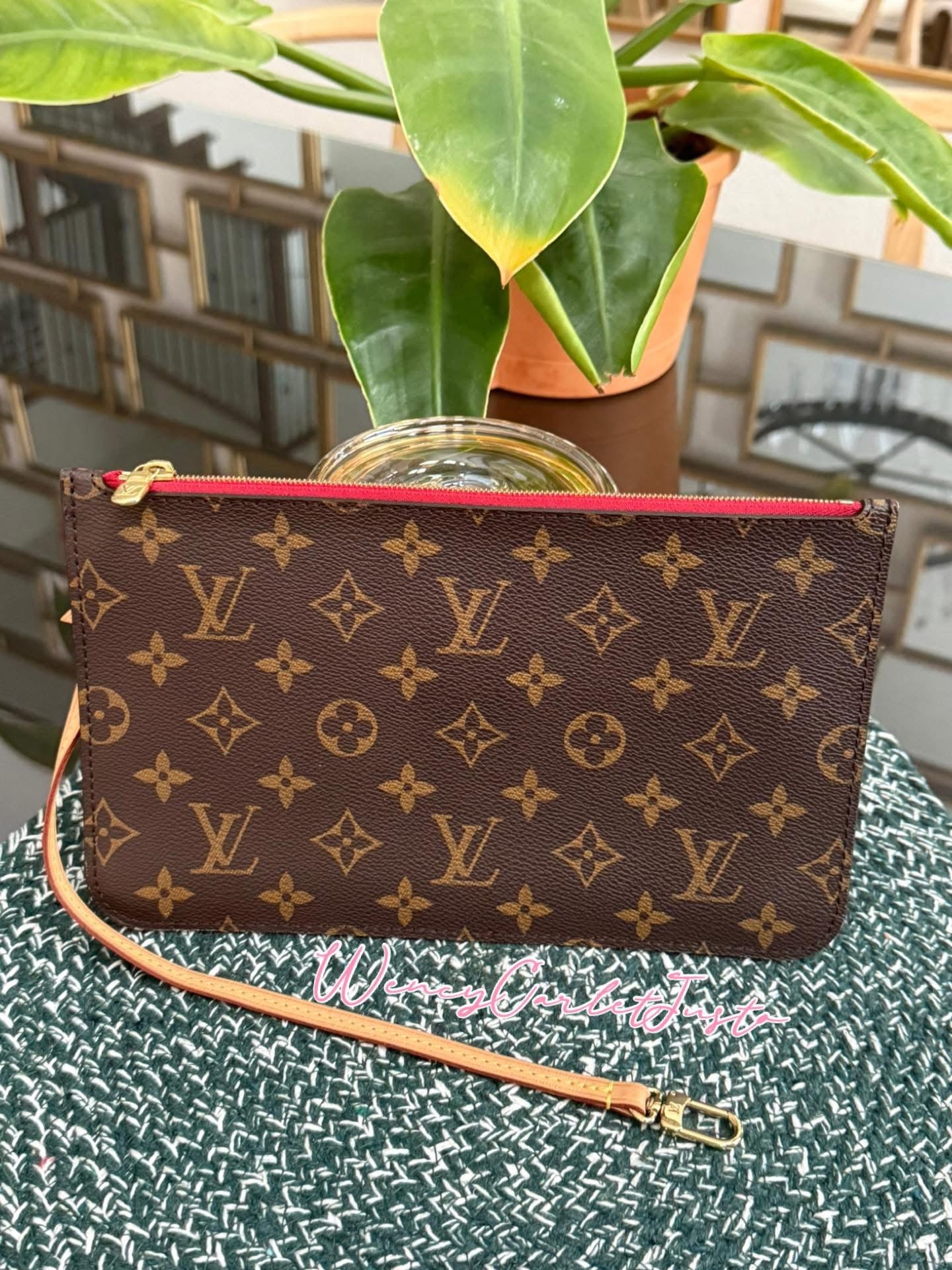 Neverfull MM/GM Pouch in Cerise 🗓️Microchip & Authenticated
