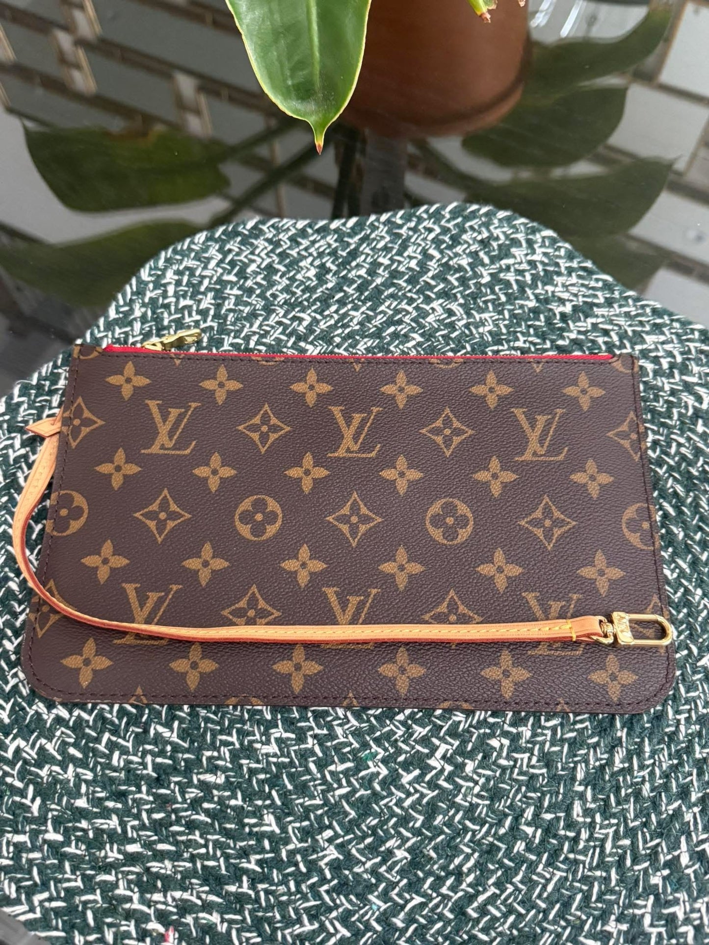 Neverfull MM/GM Pouch in Cerise 🗓️Microchip & Authenticated