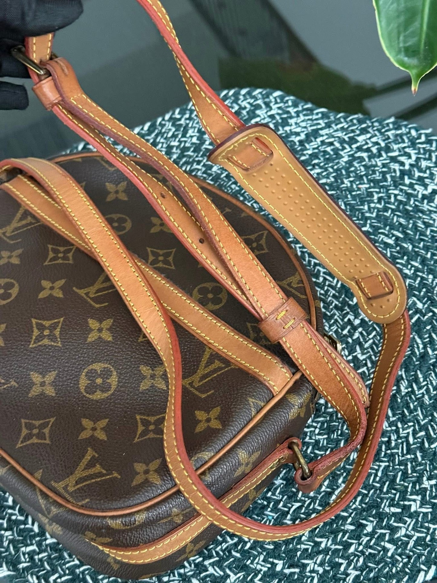 Senlis Crossbody - 🗓️ Year: 1991