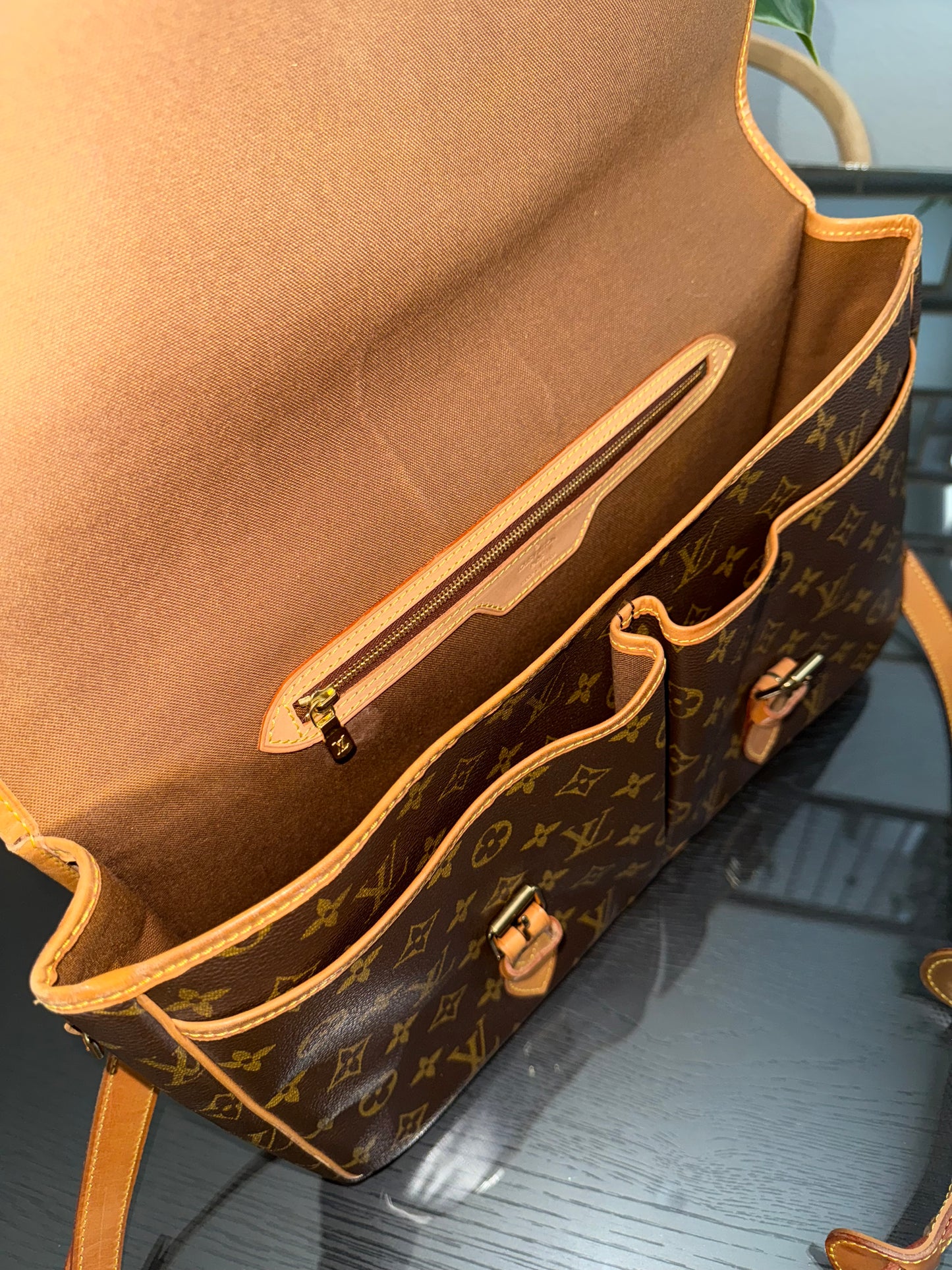 Gibeciere GM Messenger/ Crossbody Bag 📅 Year: 1994