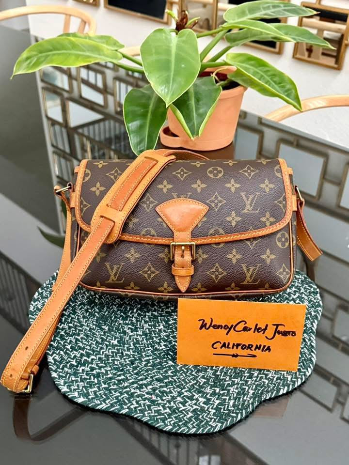 Sologne Crossbody 📅 Year: 2000
