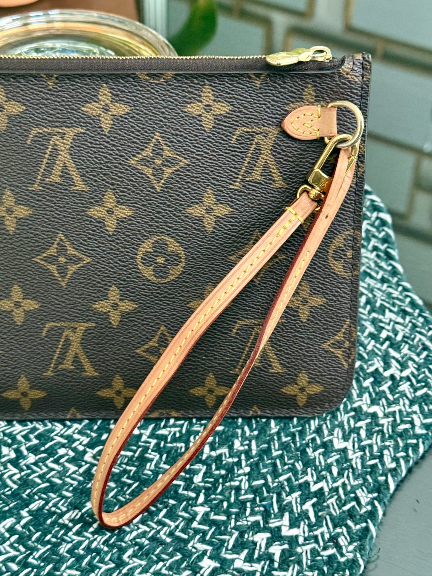 Neverfull MM/ GM Pouch with Wriststrap 🗓️ Year: 2020