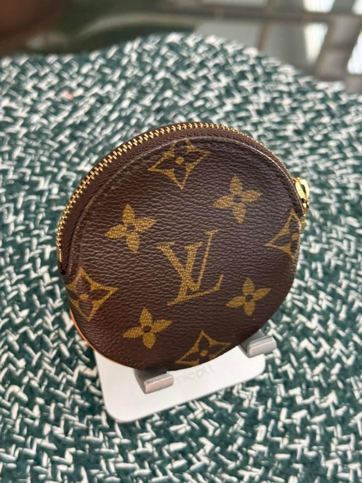 Monogram Round Coin Pouch 🗓️ Year: 2005