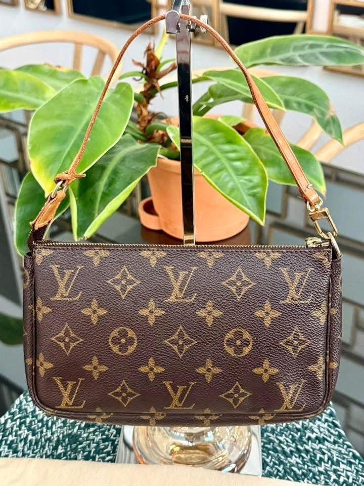 Pochette Accessories with Dustbag 📅 Year: 1999