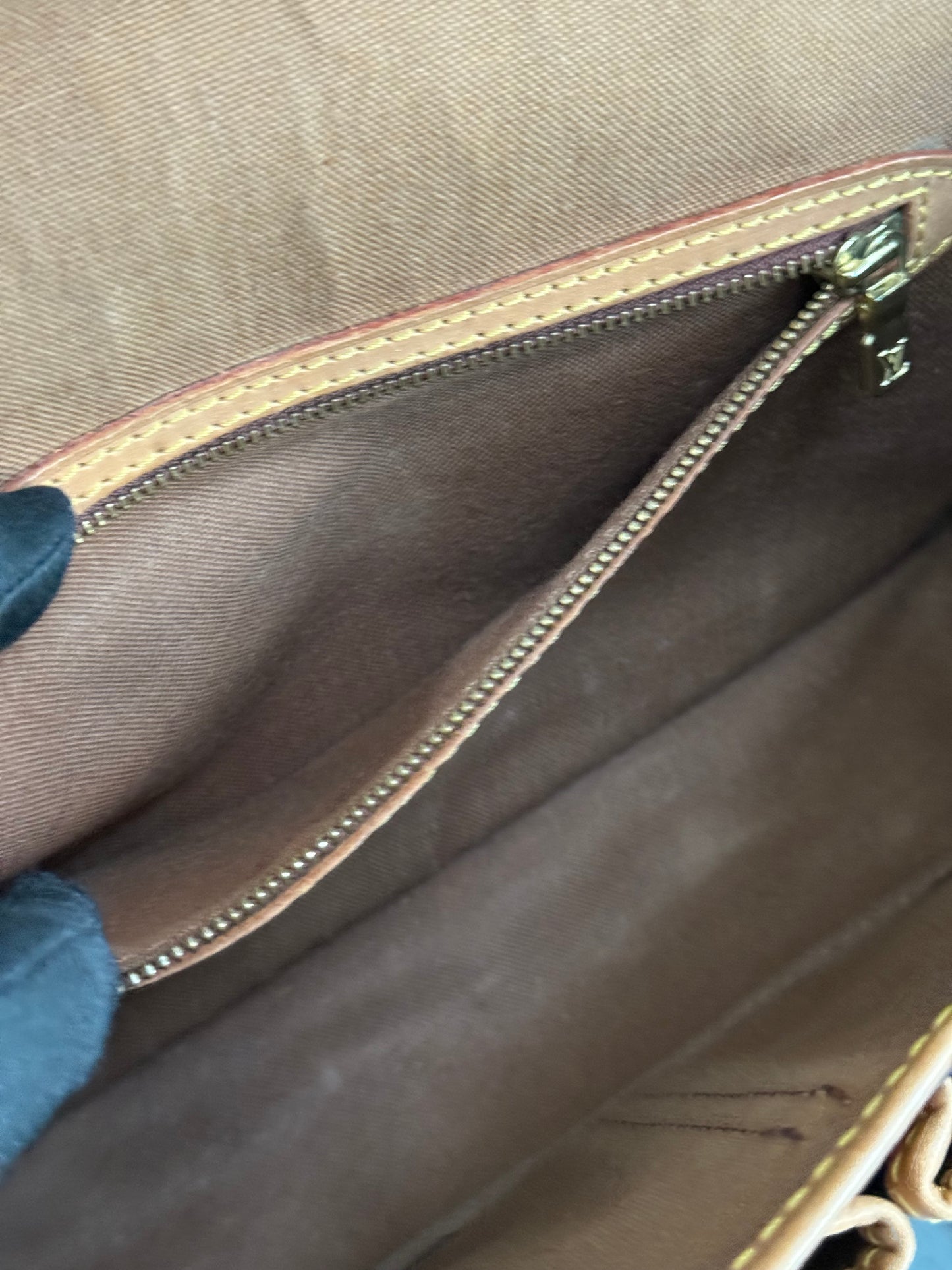 Gibeciere MM Crossbody Messenger -
📅 Year: 1991