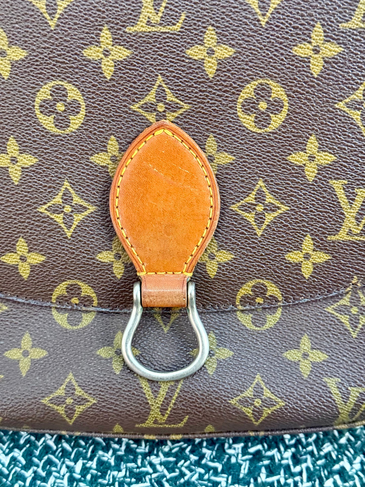 St. Cloud GM in Monogram 📅 Circa 80’s
💥No Peeling and No Stickiness💥