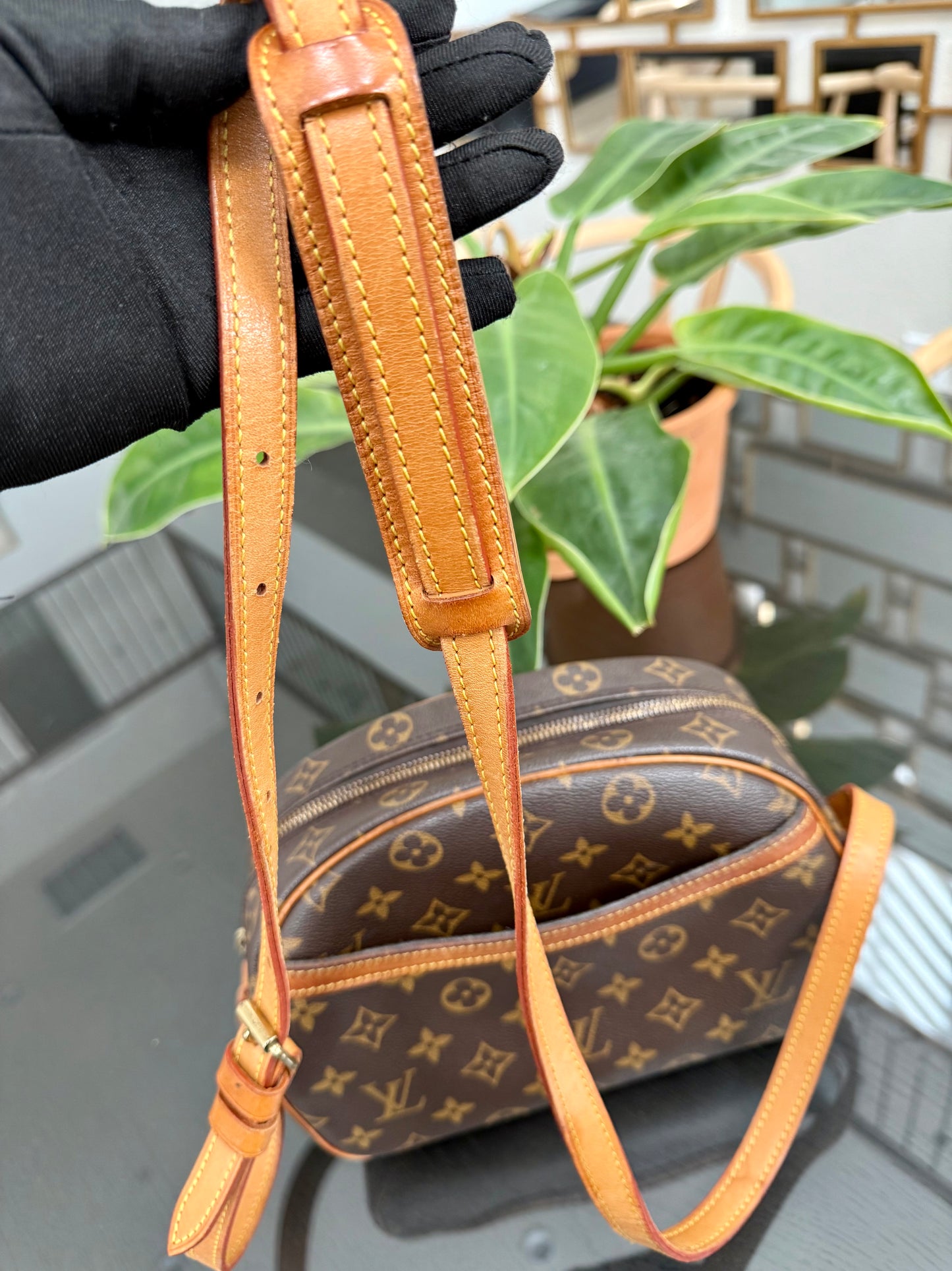 Blois Crossbody -🗓️ Year: 1995