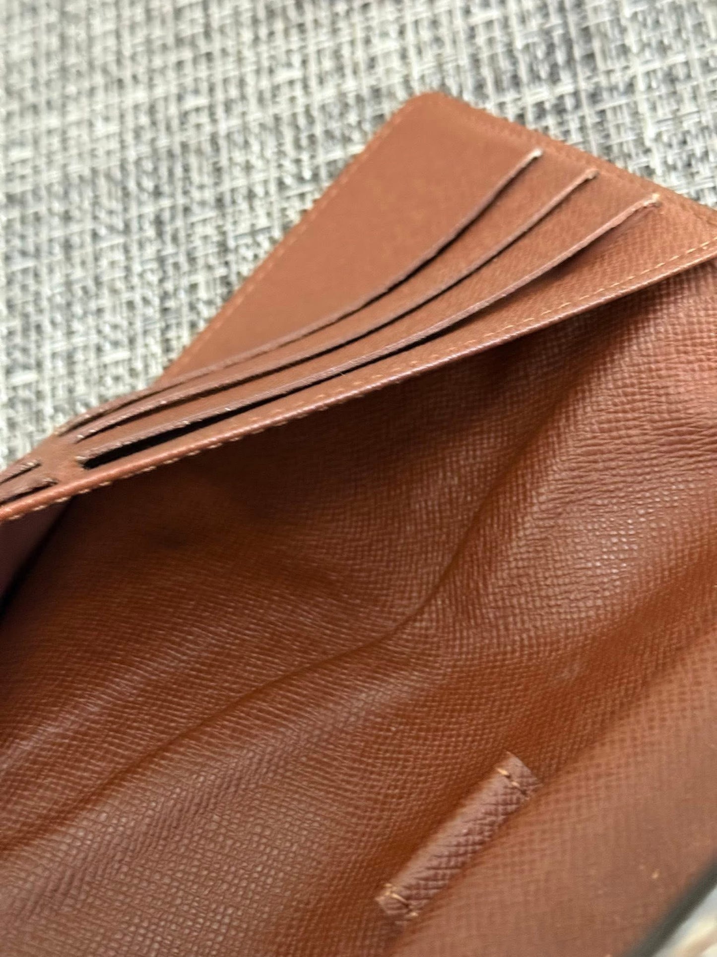 International Wallet in Monogram 🗓️ Year: 2003