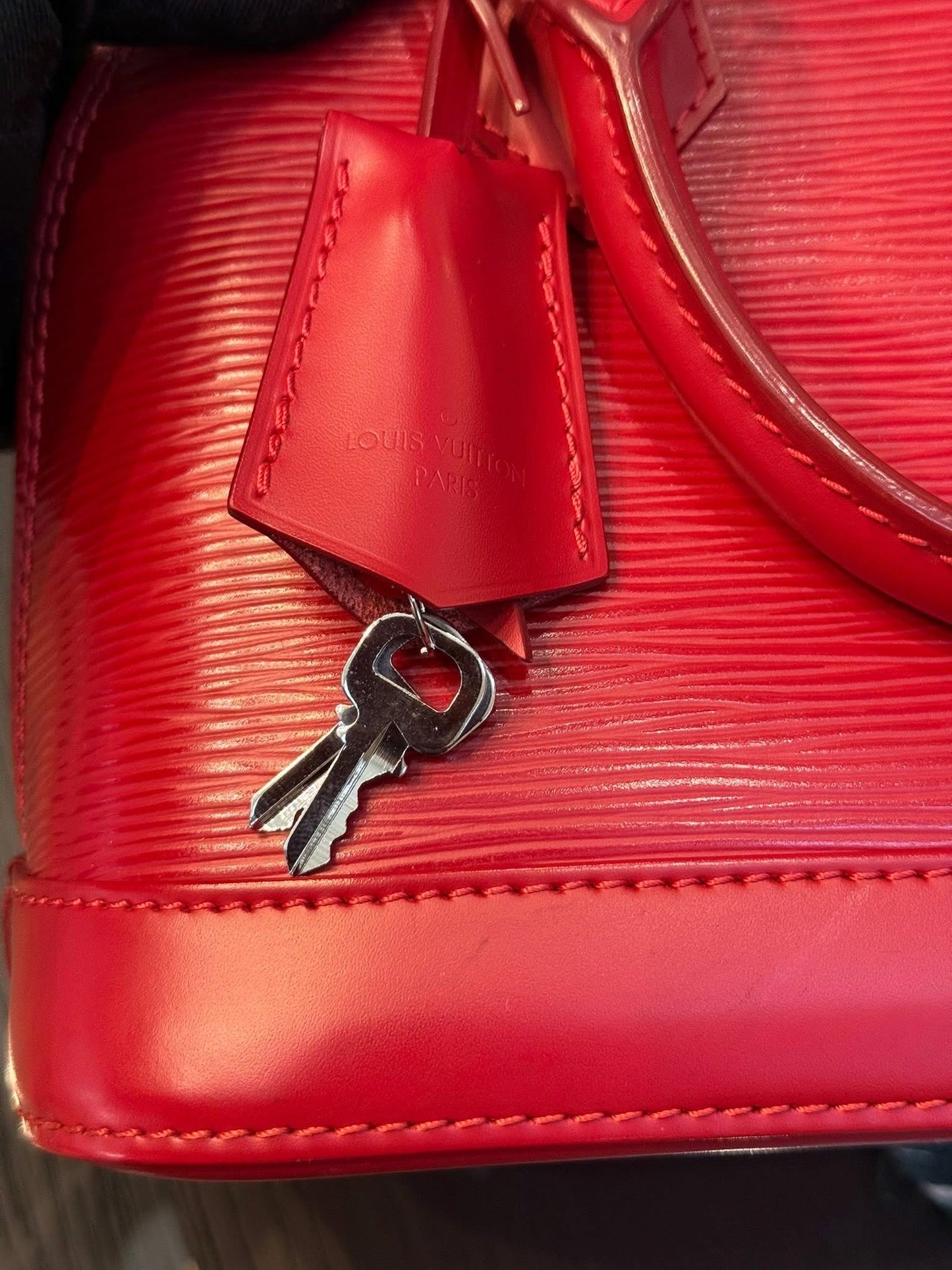 Alma BB in Epi Red with Clochette, Lock 🔐 keys, Original Strap, Dustbag and Insert Organizer 🗓️ Year: 2012