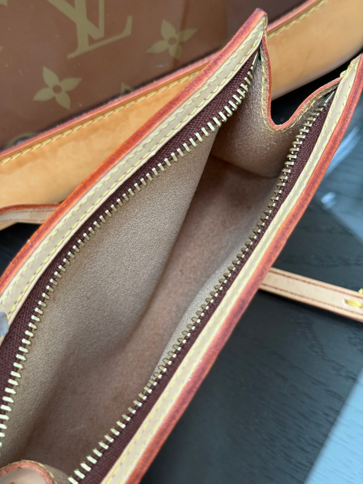 Sac Ambre Vinyl MM Bucket with Pouch 📅 Year: 2003